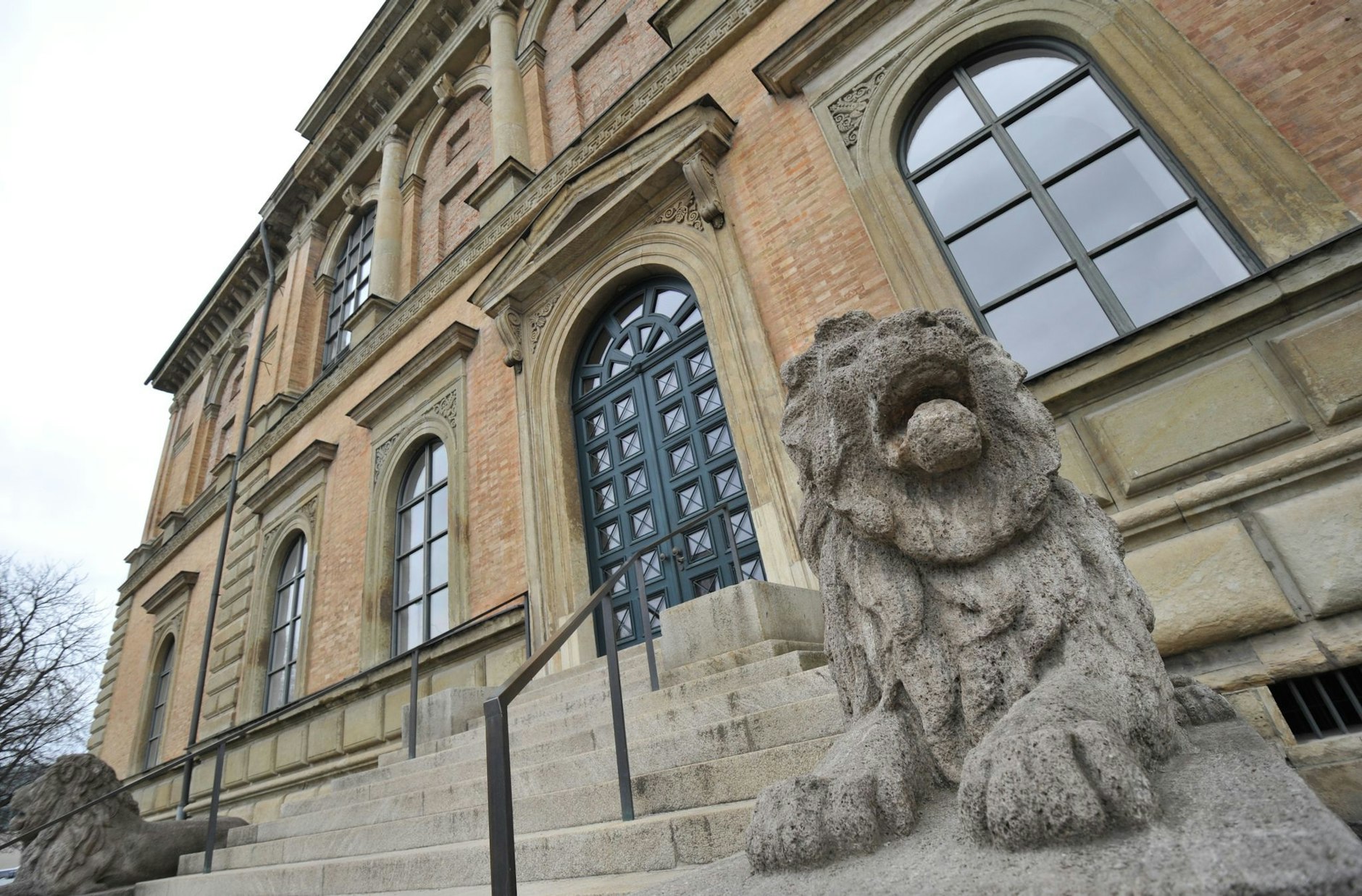 ARCHIV - Ein Steinlöwe vor dem Gebäude der Alten Pinakothek in München. Das Museum beherbergt eine der bedeutendsten Kunstsammlungen der Welt.  t/dpa