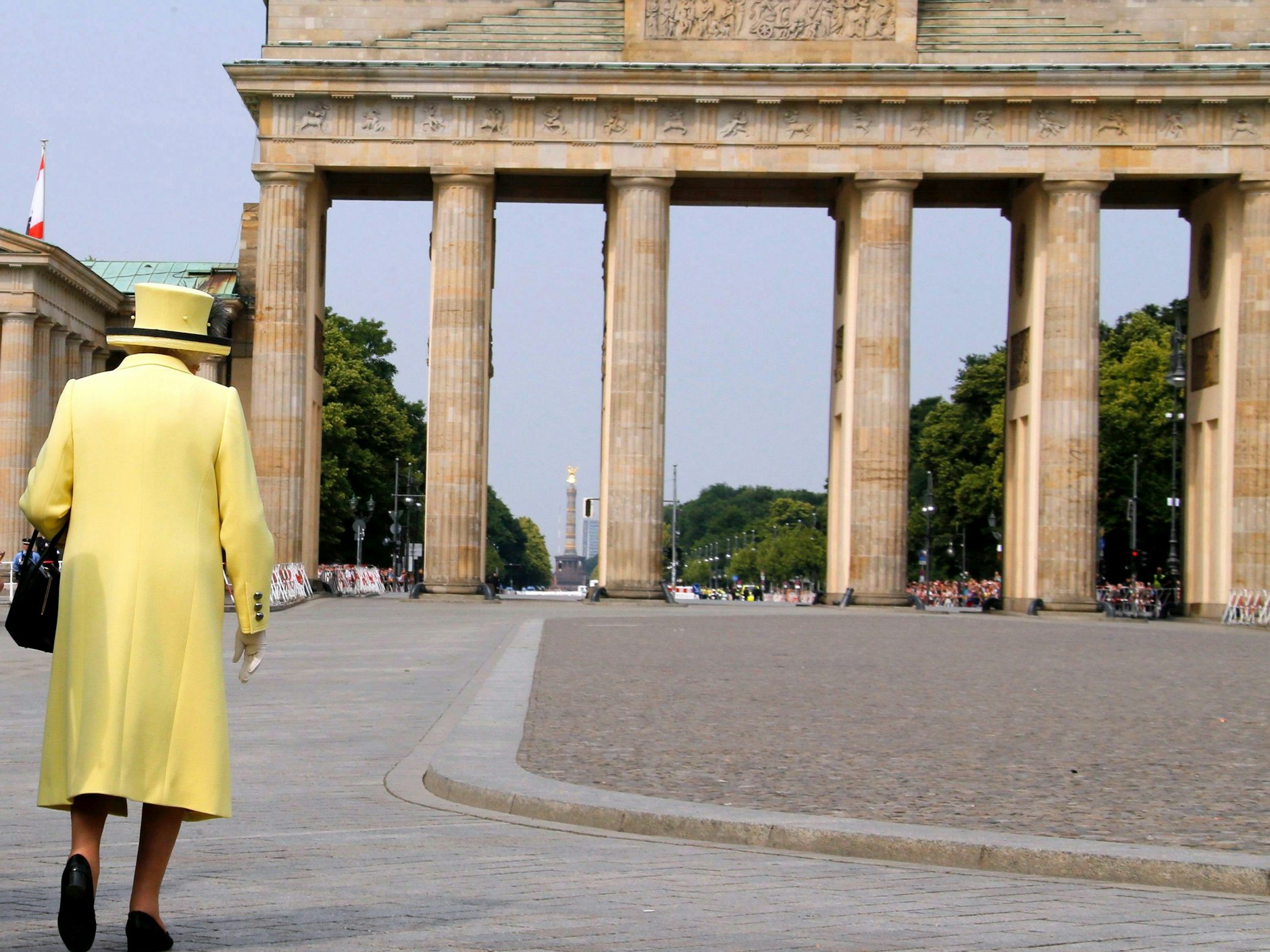 Die britische Königin Elizabeth II. geht auf dem Pariser Platz in Richtung Brandenburger Tor. Der Besuch 2015 war ihr letzter in Berlin.