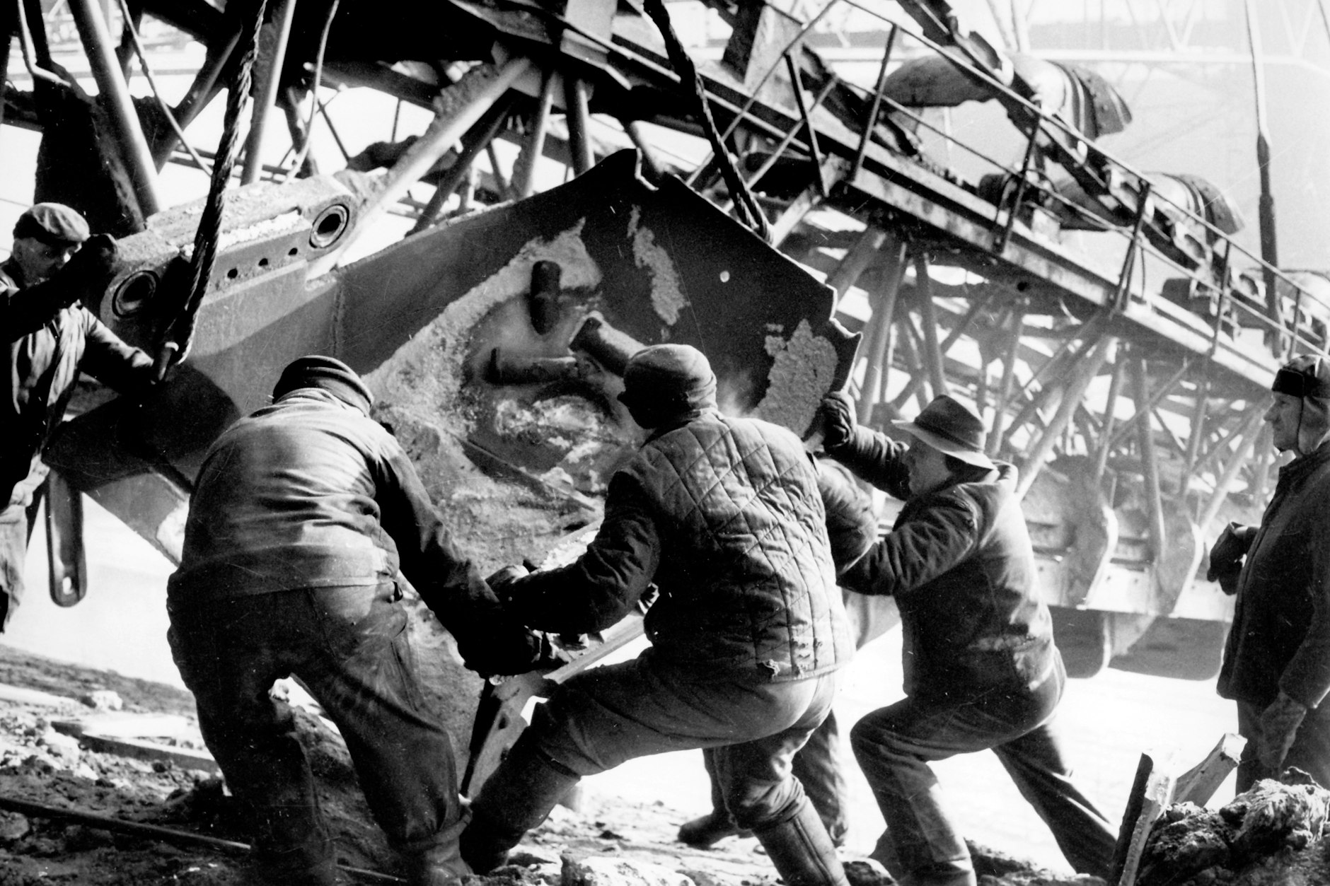 Ein ständiger Kampf um die Energieversorgung: Arbeiter wechseln einen Eimer am Eimerkettenbagger im Tagebau Nietsch des Braunkohlenwerkes Franz Mehring bei Senftenberg.