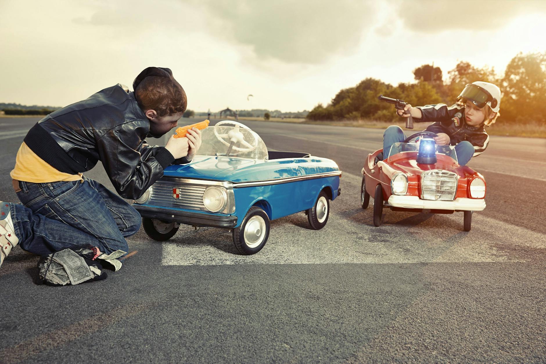 Besonders bei Jungs sehr beliebt: Räuber und Gendarm spielen und Verfolgungsjagden mit Pistolen