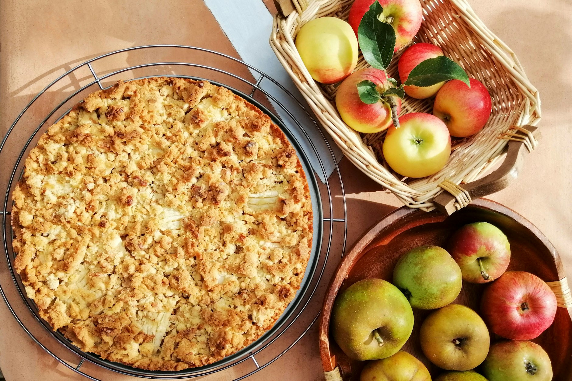 Apfelkuchen mit Pudding und Streuseln ist einfach lecker - im Rezept erfahren Sie, wie leicht Sie die weiche Puddingmasse und die knusprigen Streusel herstellen.
