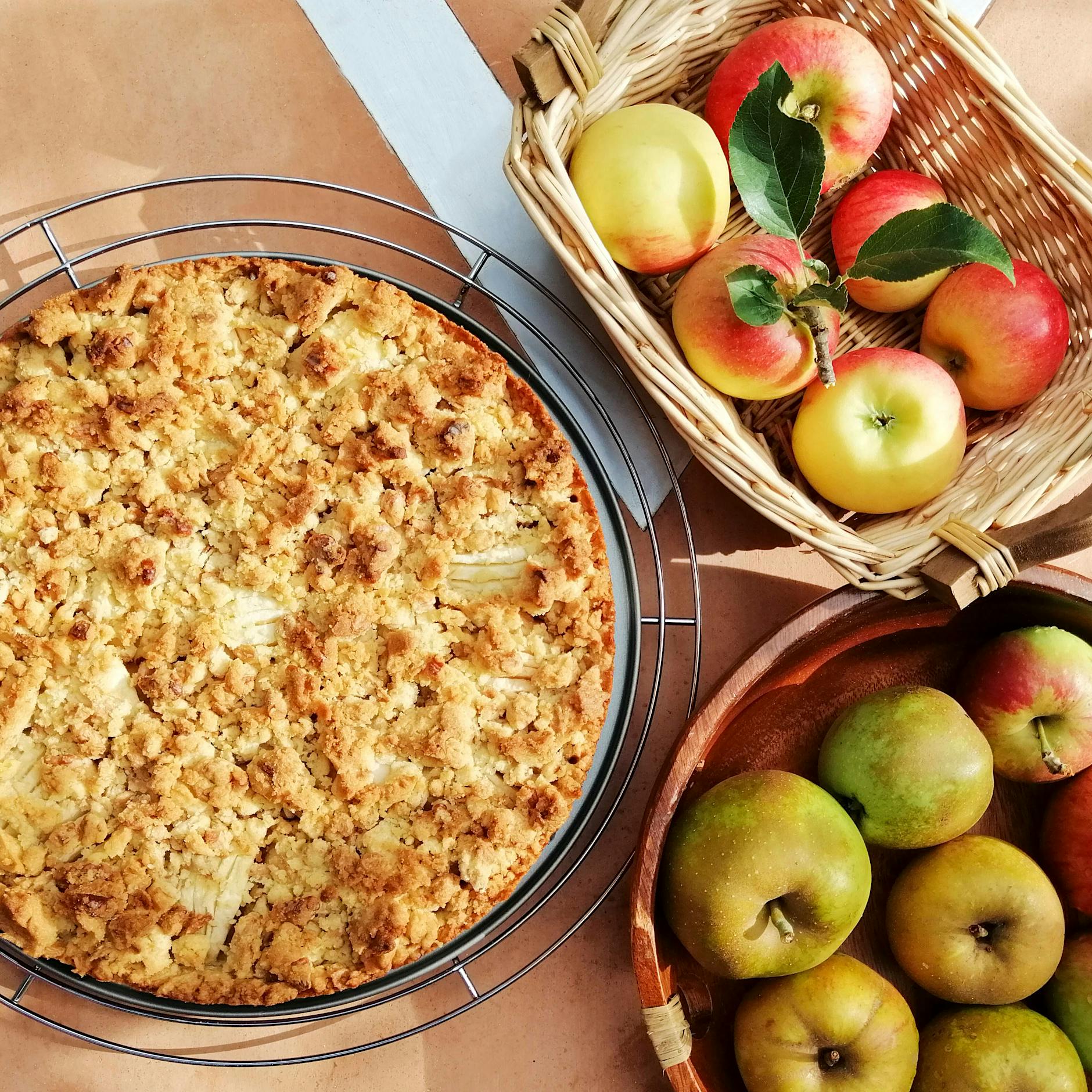 Er zergeht auf der Zunge! Rezept für Apfelkuchen mit Pudding und Streuseln: So einfach backen Sie den besten Obstkuchen der Welt