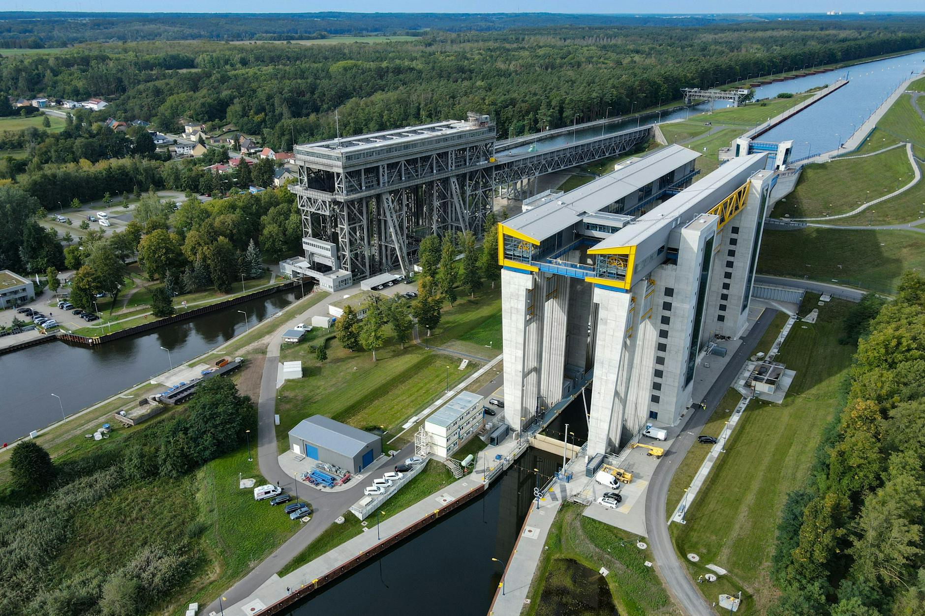 Das alte (l.) und das neue (r.) Schiffshebewerk Niederfinow. Die Dimensionen des neuen Schiffshebewerks sind gewaltig (Luftaufnahme mit Drohne). Der Trog, in dem die Schiffe im Fahrstuhl die rund 36 Meter hinauf- oder hinabfahren können, wiegt 9800 Tonnen. 