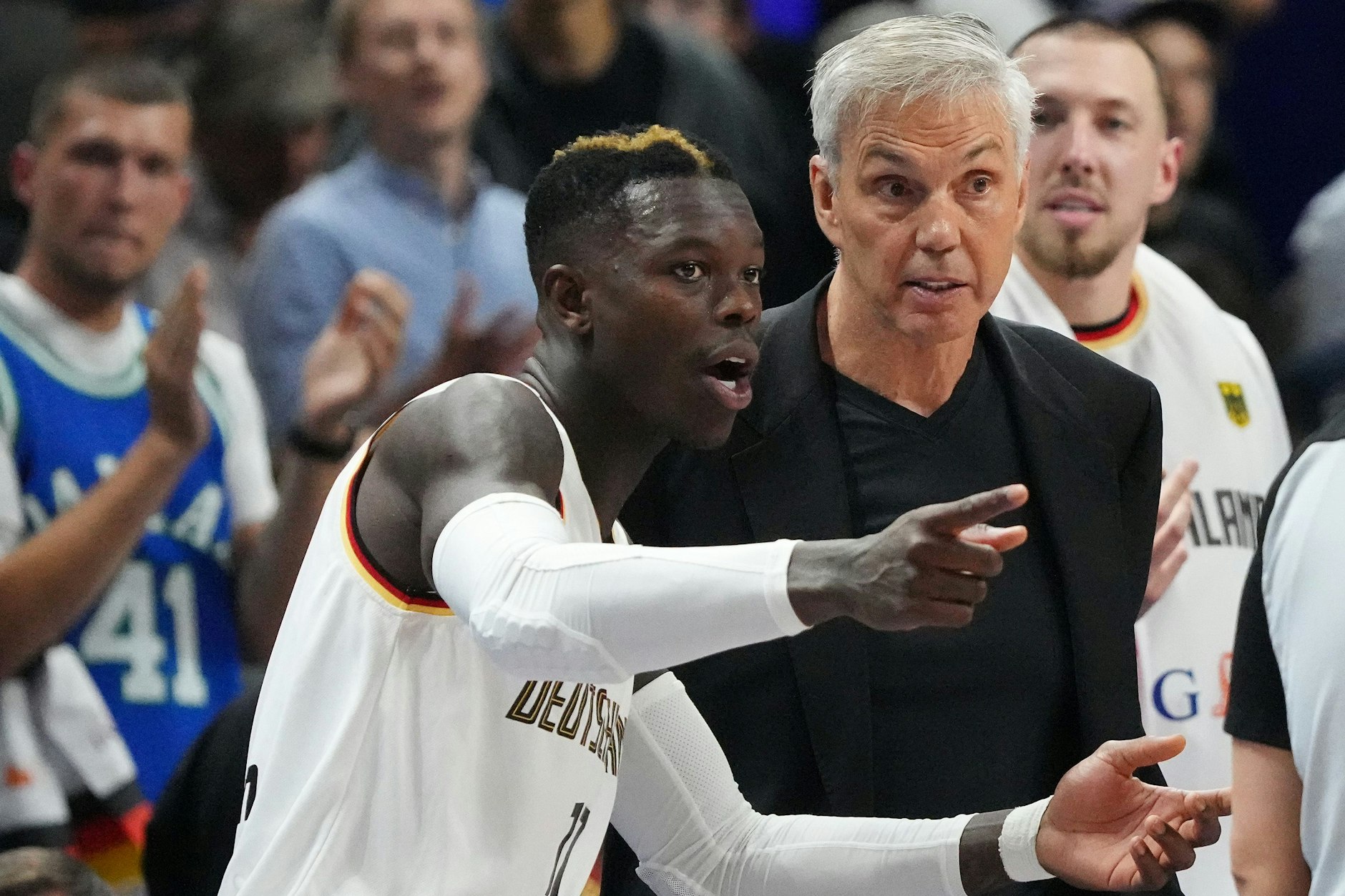 Dennis Schröder diskutiert mit Bundestrainer Gordon Herbert. Ob es das wohl bereits um die Kreditkarte ging?