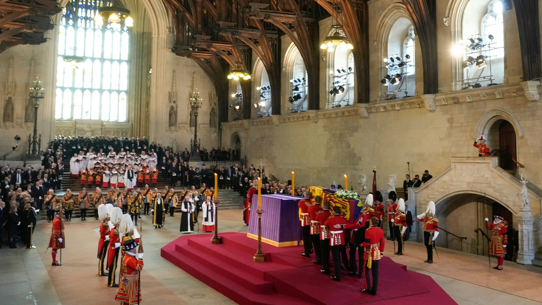 In der Westminster Hall wird der geschlossene und mit der royalen Standarte bedeckte Sarg der Queen aufgebahrt