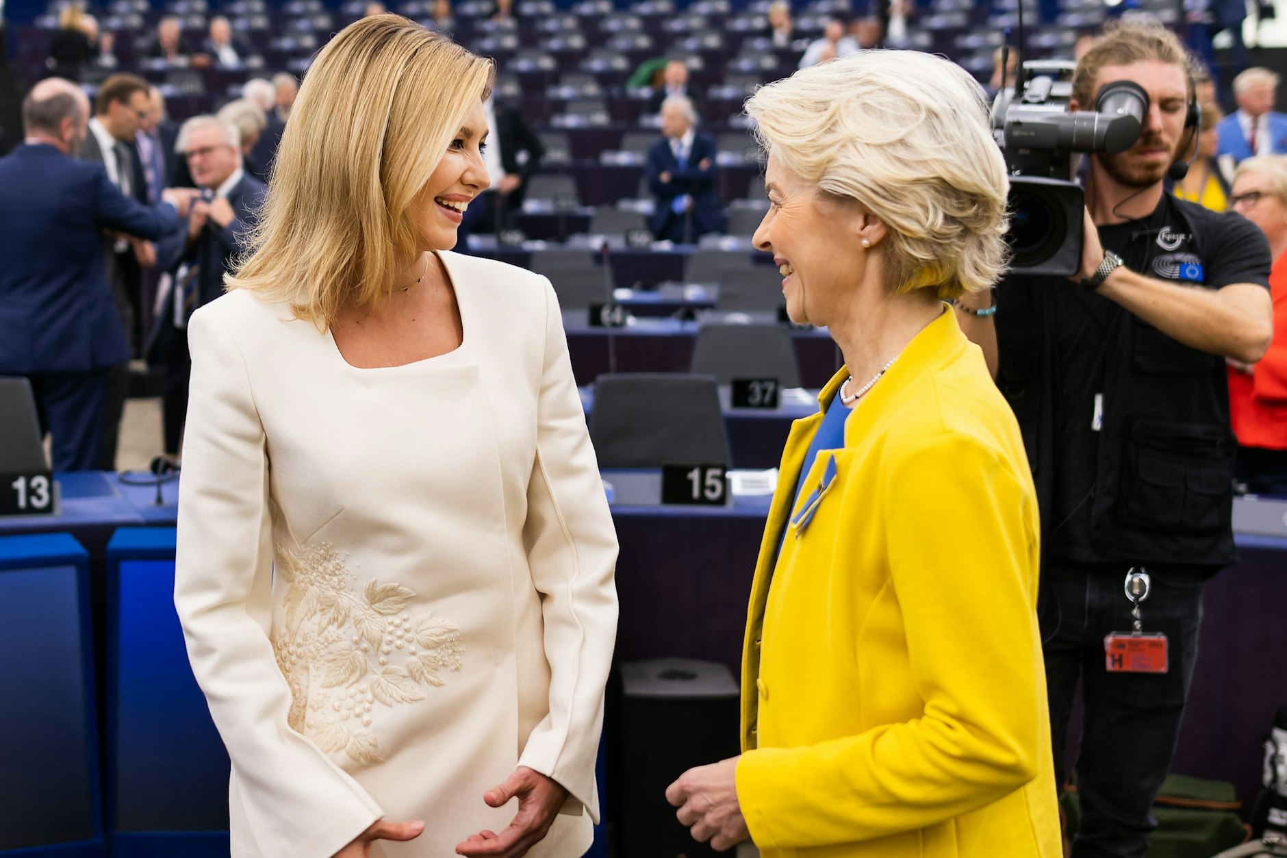 Ursula von der Leyen begrüßte im Europaparlament Olena Selenska (l.), die Ehefrau des ukrainischen Präsidenten.