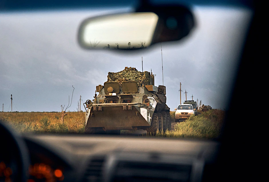 Ukrainische Militärfahrzeuge fahren auf einer Landstraße im befreiten Gebiet in der Region Charkiw.  