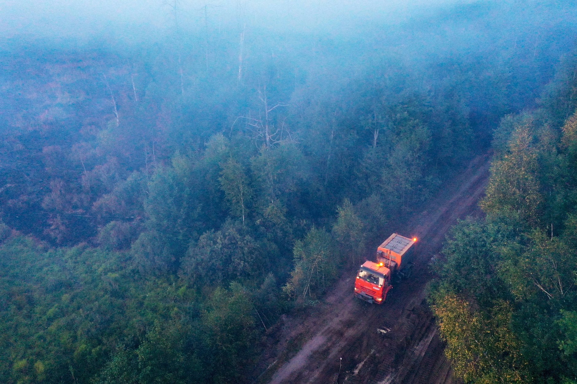 Ein Feuerwehrfahrzeug auf dem Weg zu einem Waldbrand