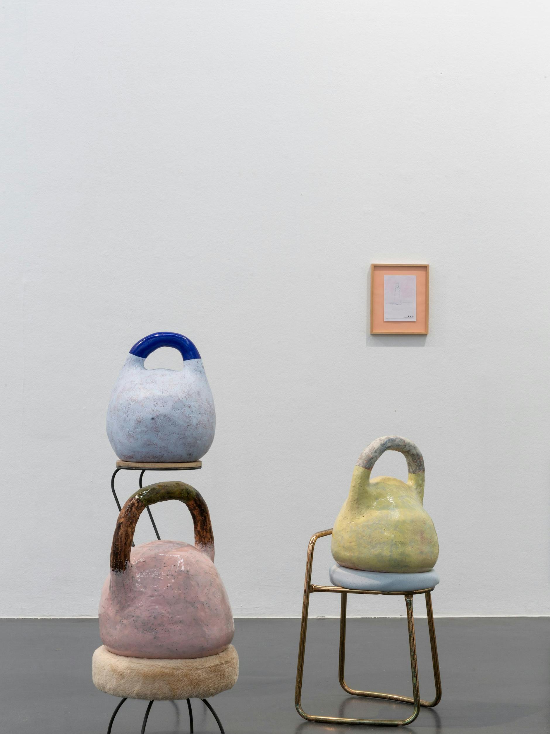 Hätte Wittdorf garantiert sehr amüsiert: ironische Keramik-Paraphrase auf den heutigen Trimm-dich-Körperkult auch in der Schwulen-Szene. Harry Hachmeisters „Hanteln“ mit dem Titel „Nothing Allways Body“, 2018.