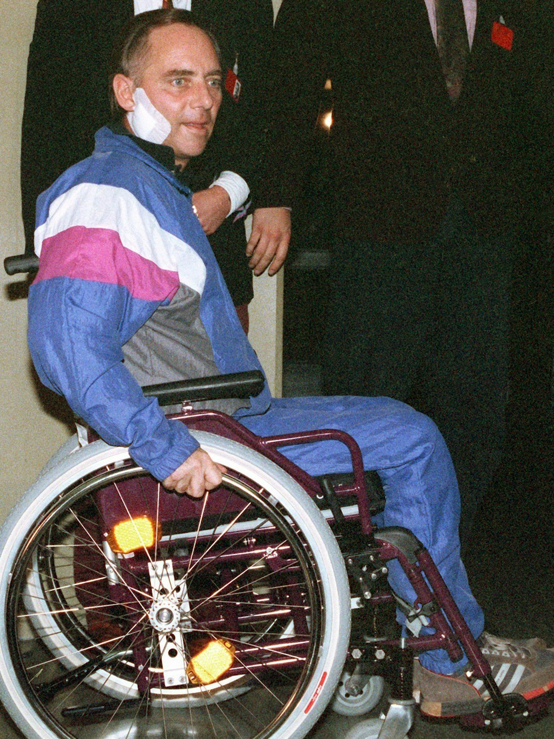 Wolfgang Schäuble wurde bei dem Revolver Attentat 1990 nicht nur querschnittgelähmt, sondern auch im Gesicht getroffen.