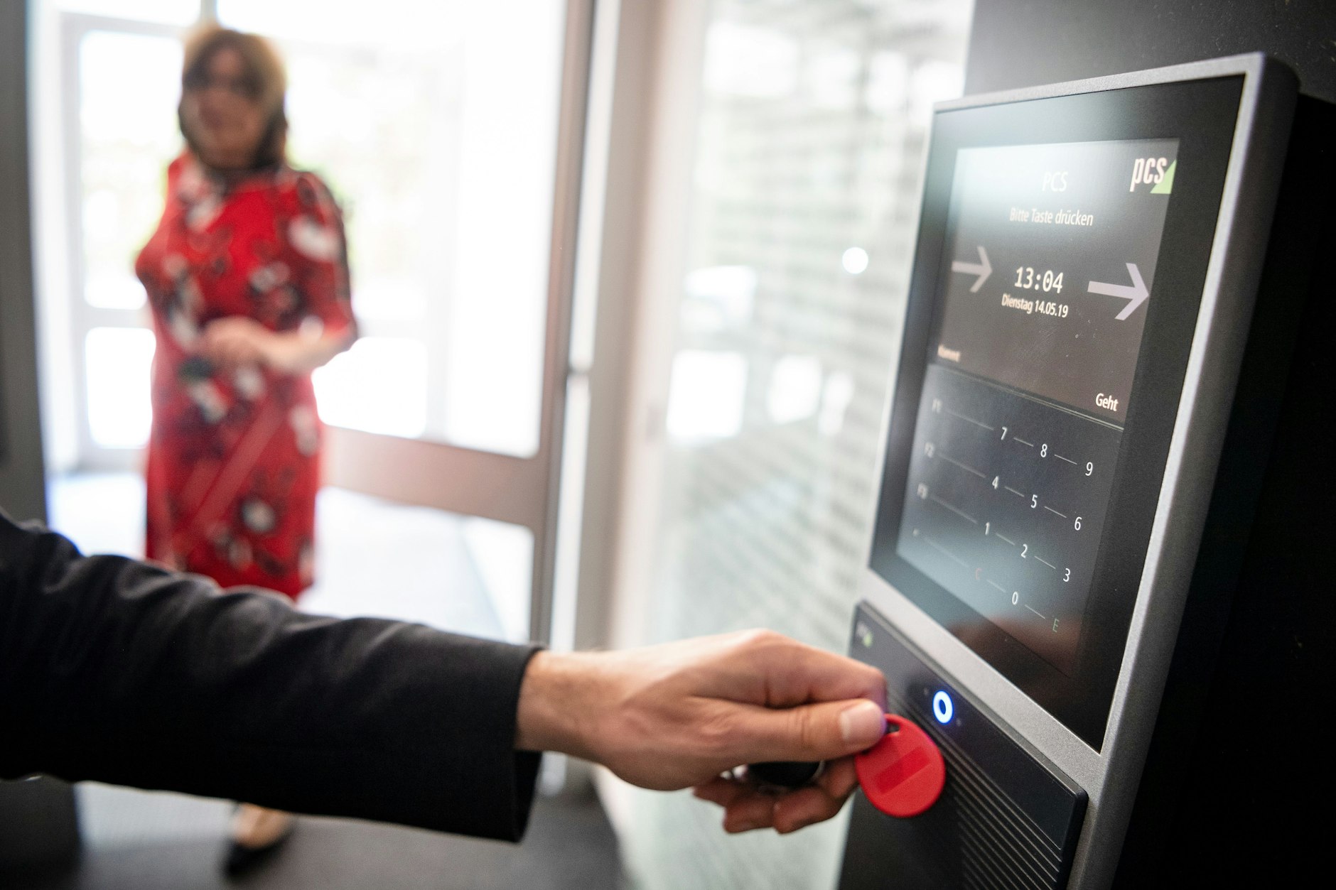 Piep! Eine elektronische Stechuhr erfasst das Ende der Mittagspause. Laut Bundesarbeitsgericht muss die Arbeitszeit genau erfasst werden, nicht nur die Überstunden.