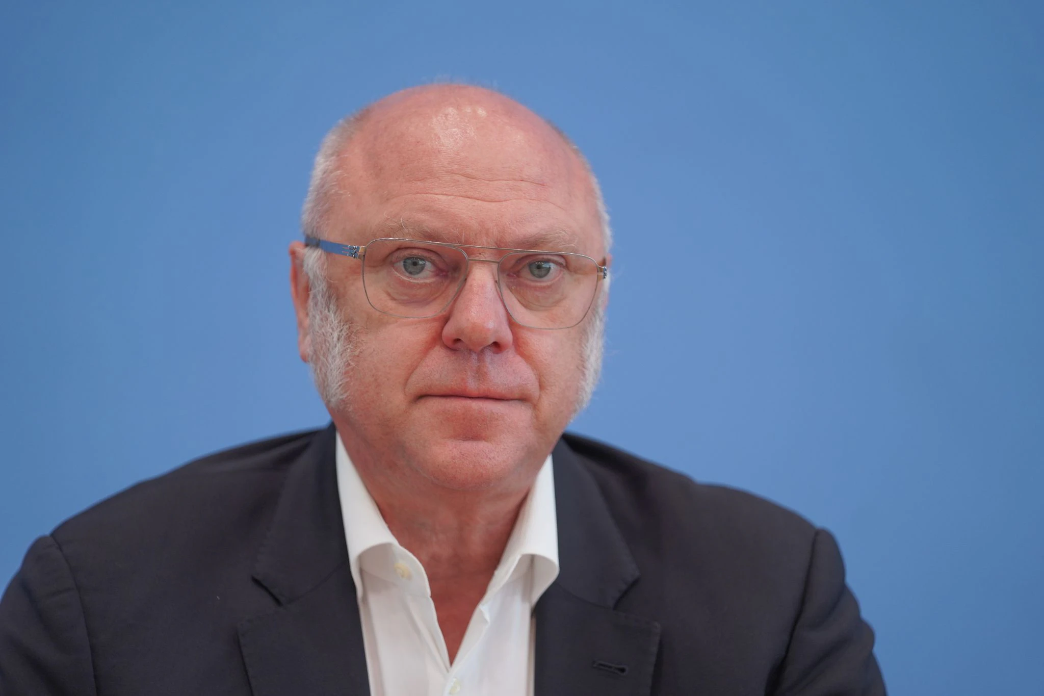 ARCHIV - Ulrich Schneider, Hauptgeschäftsführer vom Paritätischen Gesamtverband, stellt im Haus der Bundespressekonferenz den Paritätischen Armutsbericht für das Jahr 2021 vor.  