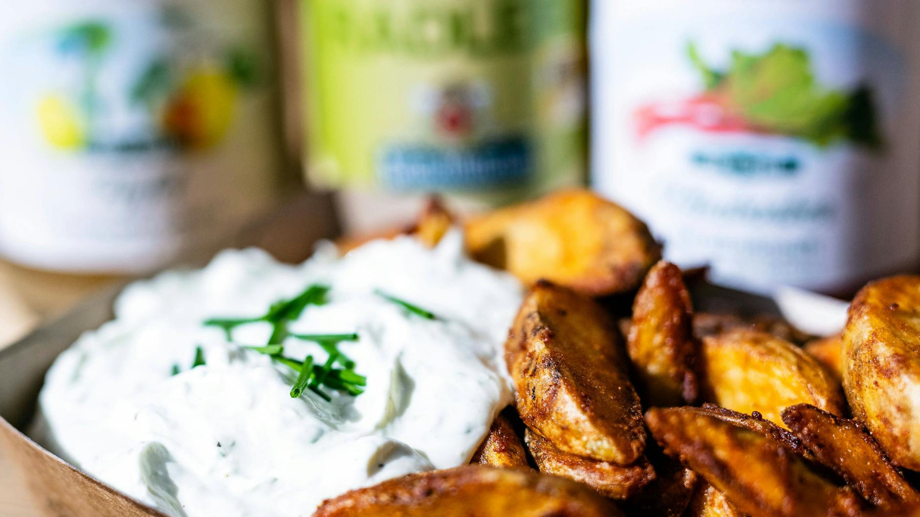 Zu den Knoblauch-Kartoffeln passt Zaziki perfekt.