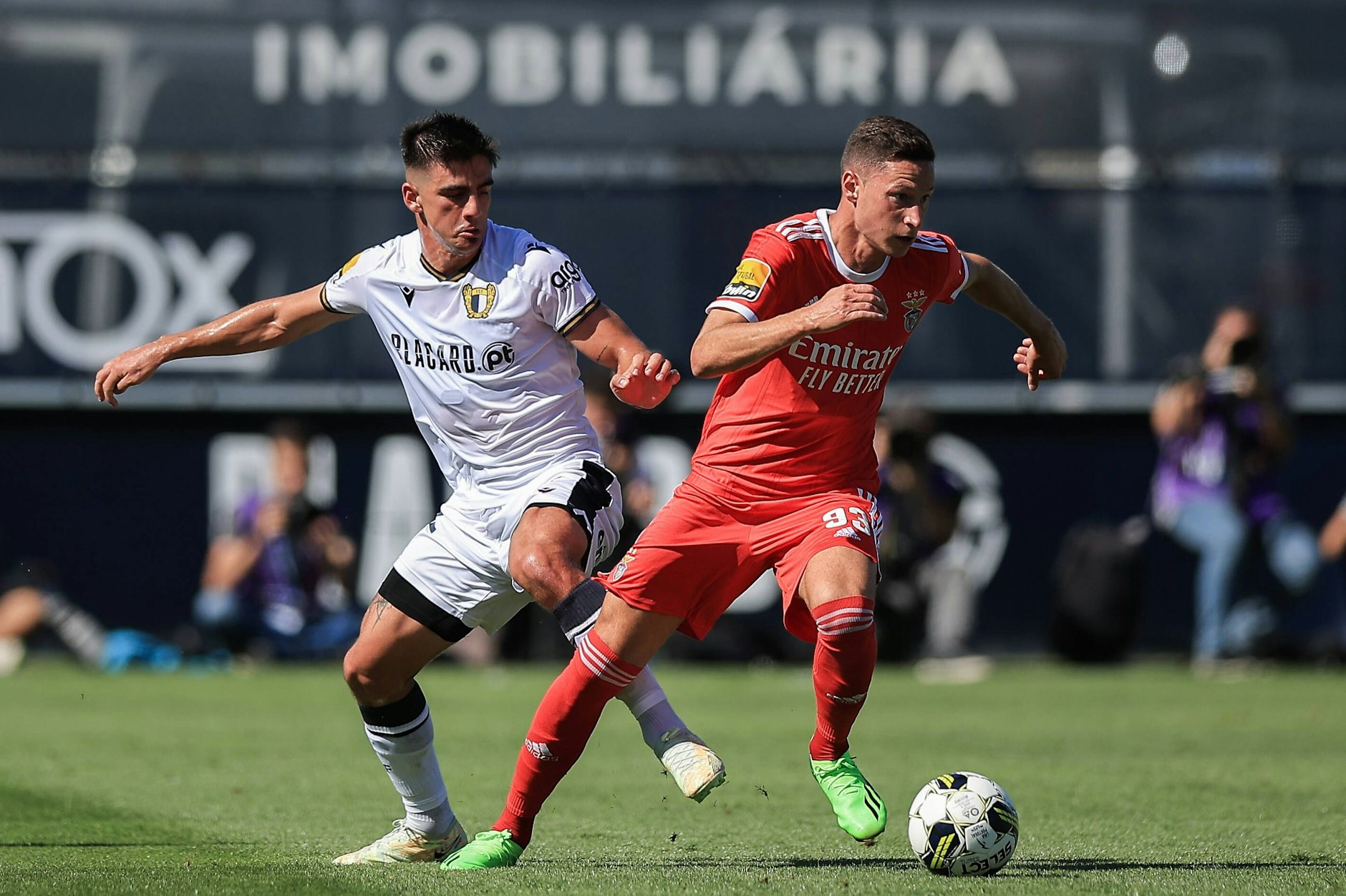 Mittelfeldmann Julian Draxler (r.) wechselte von Paris zu Benfica Lissabon, um seine Chancen auf die Wüsten-WM in Katar zu erhöhen. 