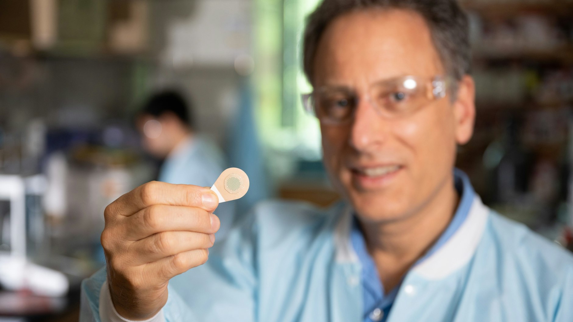 Der Erfinder Mark Prausnitz hält ein Tattoo-Pflaster mit Miniaturnadeln in der Hand. 