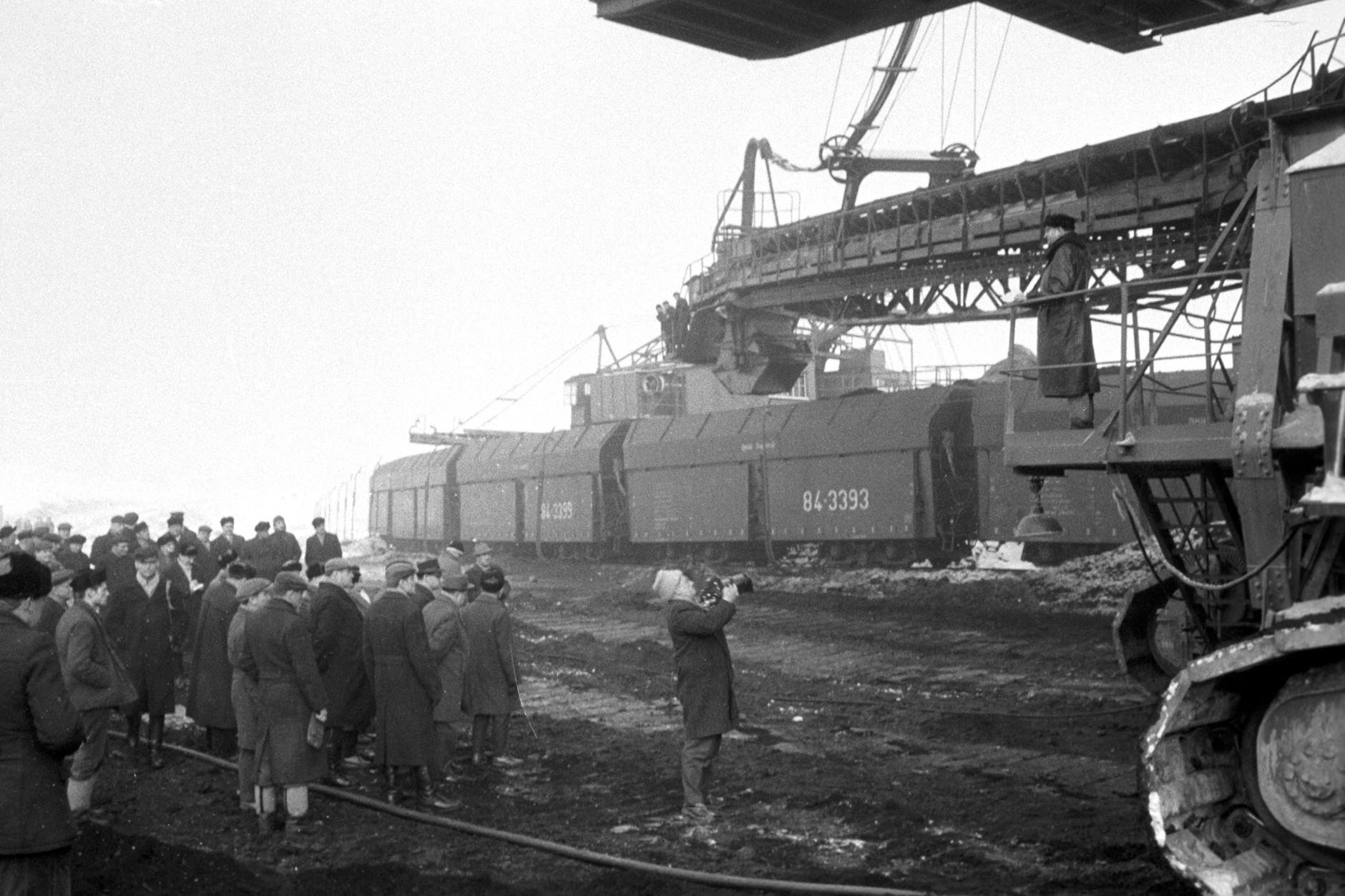 Am 1. Februar 1963 wird der erste Kohlezug im Tagebau-Neuaufschluss Seese beladen.