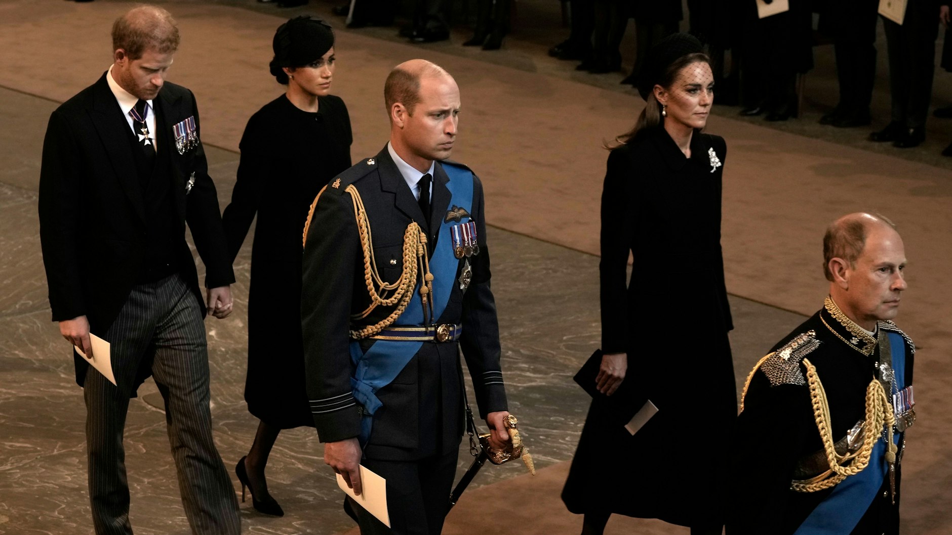 Prinz Harry und Meghan - Hand in Hand nach dem Gottesdienst für Queen Elizabeth II.