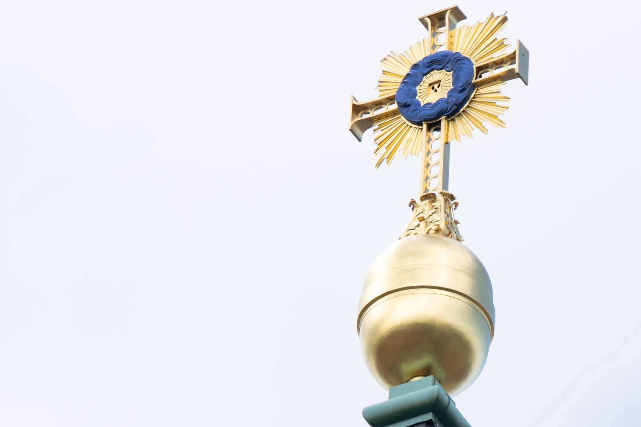 Queen Elizabeth II. spendete für die Wiederherstellung des goldenen Turmkreuzes auf der Kuppel der Frauenkirche in Dresden.