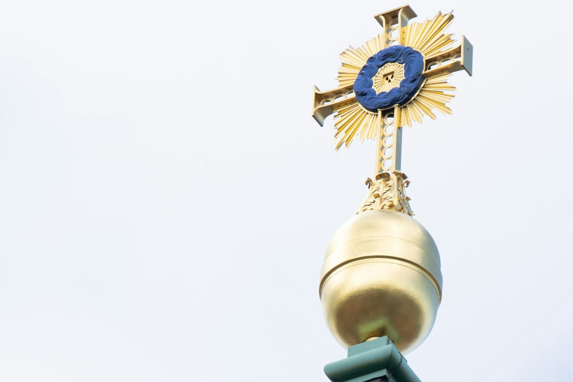 Queen Elizabeth II. spendete für die Wiederherstellung des goldenen Turmkreuzes auf der Kuppel der Frauenkirche in Dresden.