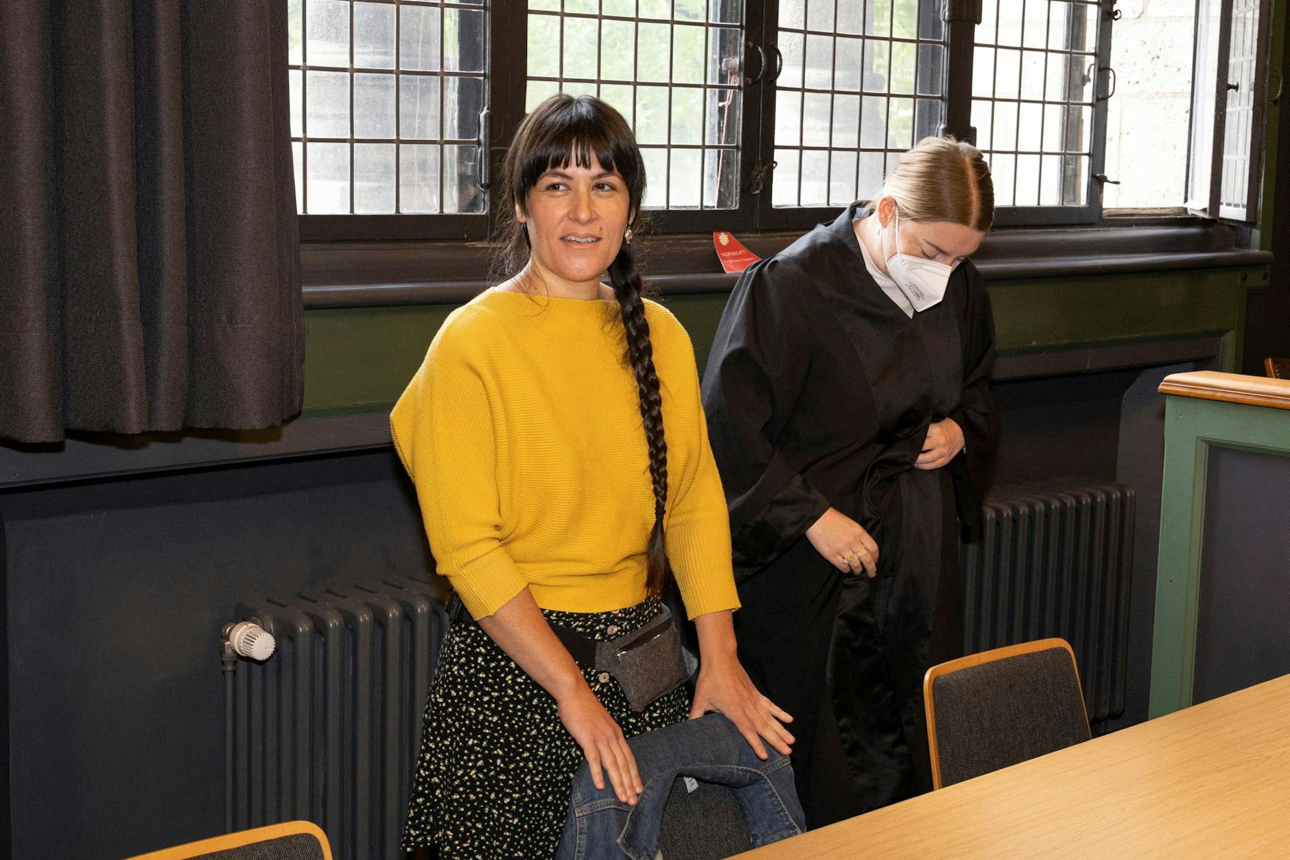 Klägerin Gabrielle Lebreton (links) mit ihrer Rechtsanwältin Leonie Thum