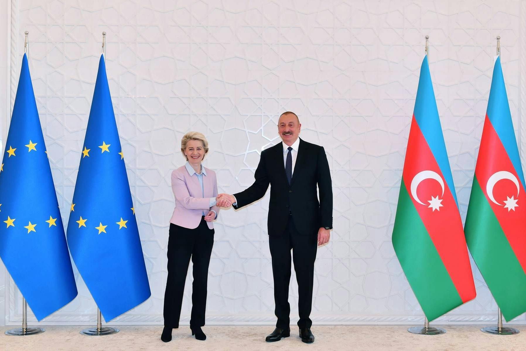 EU-Kommissionspräsidentin Ursula von der Leyen und Aserbaidschans Präsident Ilham Aliyev im Juli in Brüssel.