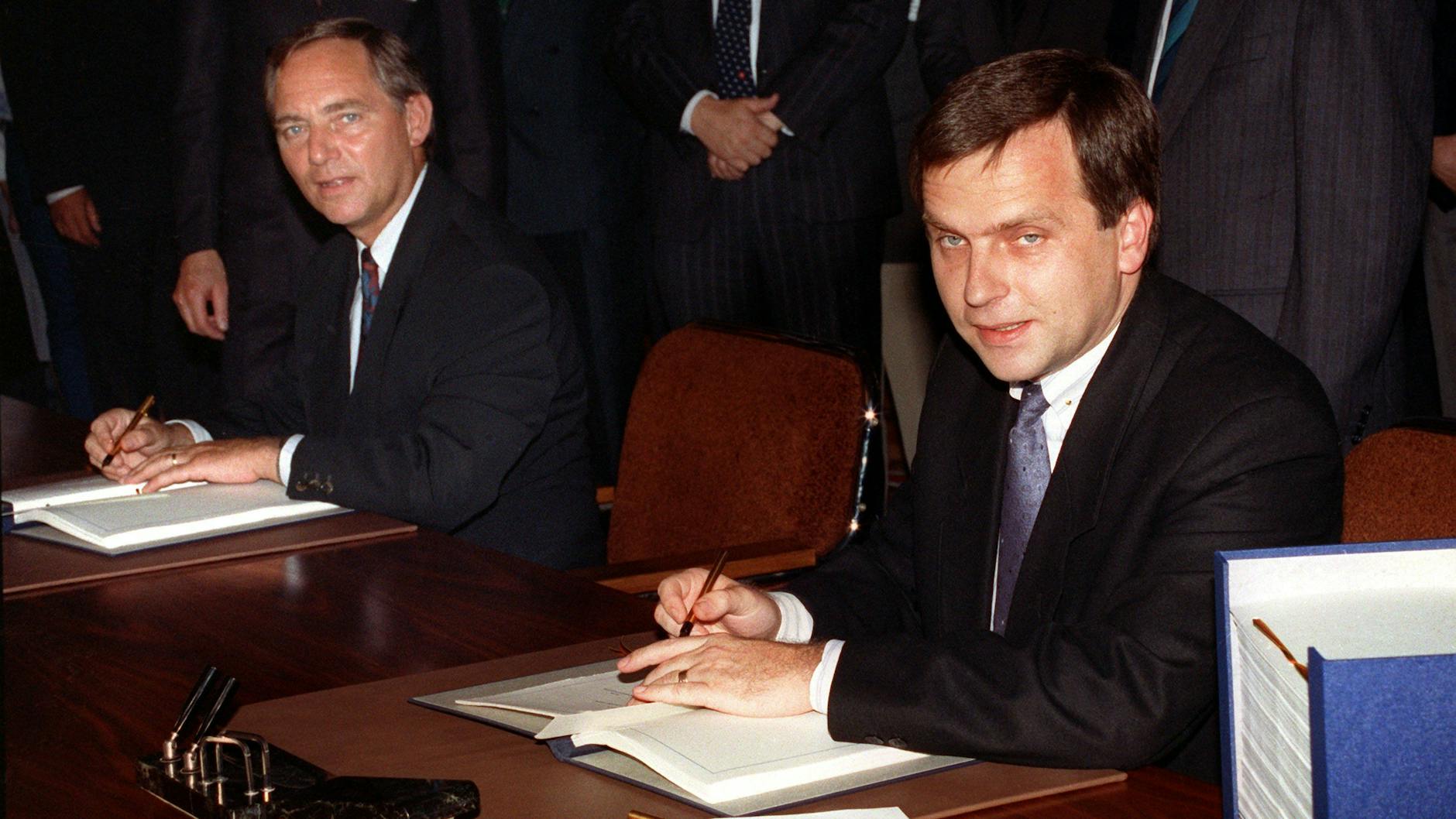 Innenminister Wolfgang Schäuble (l.) und DDR-Staatsekretär Günther Krause unterzeichneten am 31. August 1990 den Einigungsvertrag.