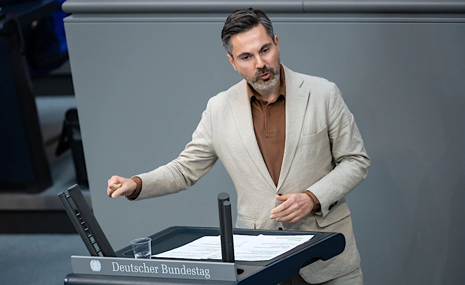 ARCHIV - Linkenpolitiker Fabio De Masi in der Bundestagsdebatte über den Schlussbericht des Wirecard-Untersuchungsausschusses.  