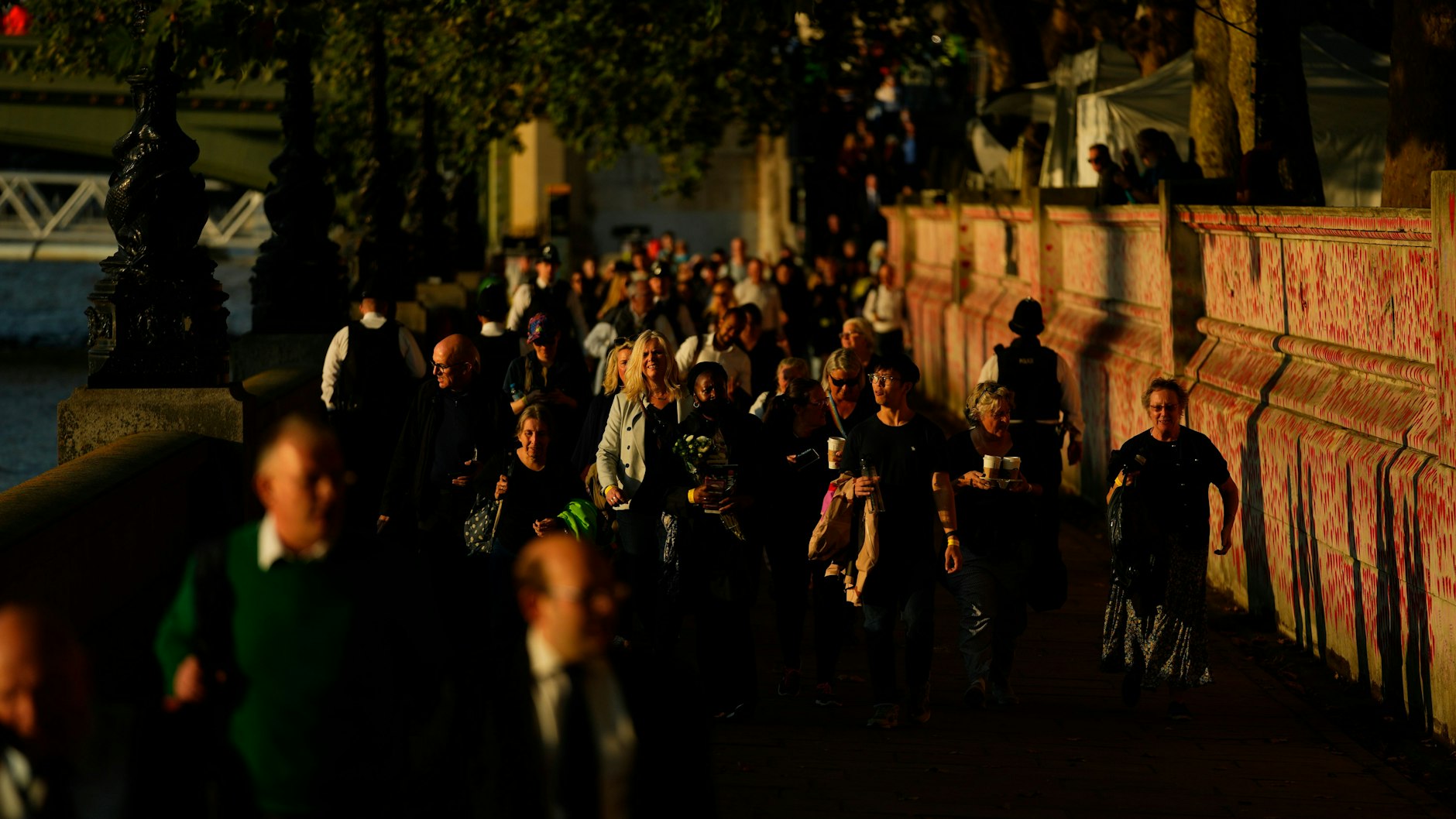 Hunderttausende Menschen wollen in Westminster Hall von der vestorbenen Queen Abschied nehmen. Dafür stehen sie geduldig in der kilometerlangen Schlange an.&nbsp;&nbsp;
