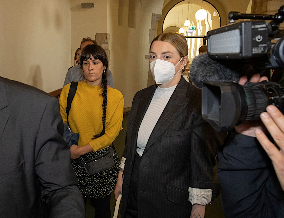 Gabrielle Lebreton (38) mit ihrer Rechtsanwältin auf dem Weg in den Gerichtssaal.