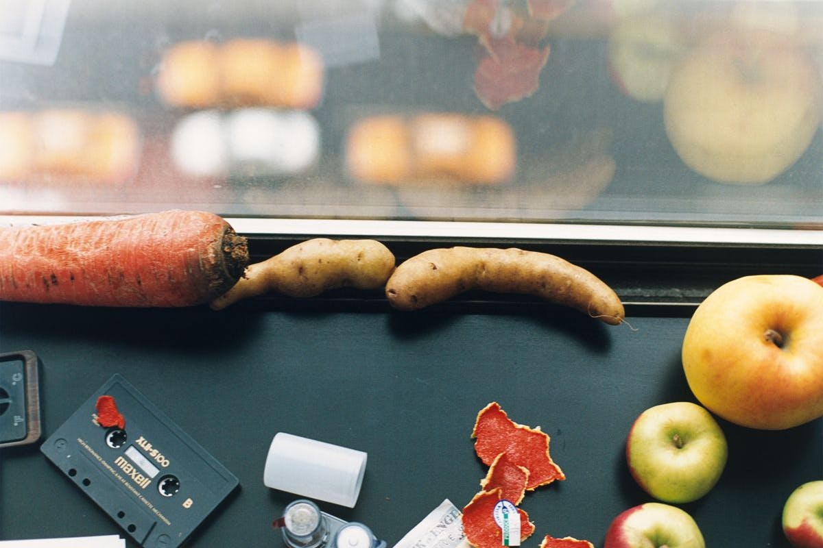 Obst, Gemüse und Kassetten auf dem Foto: „still life, New York“ von Wolfgang Tillmans (2001).