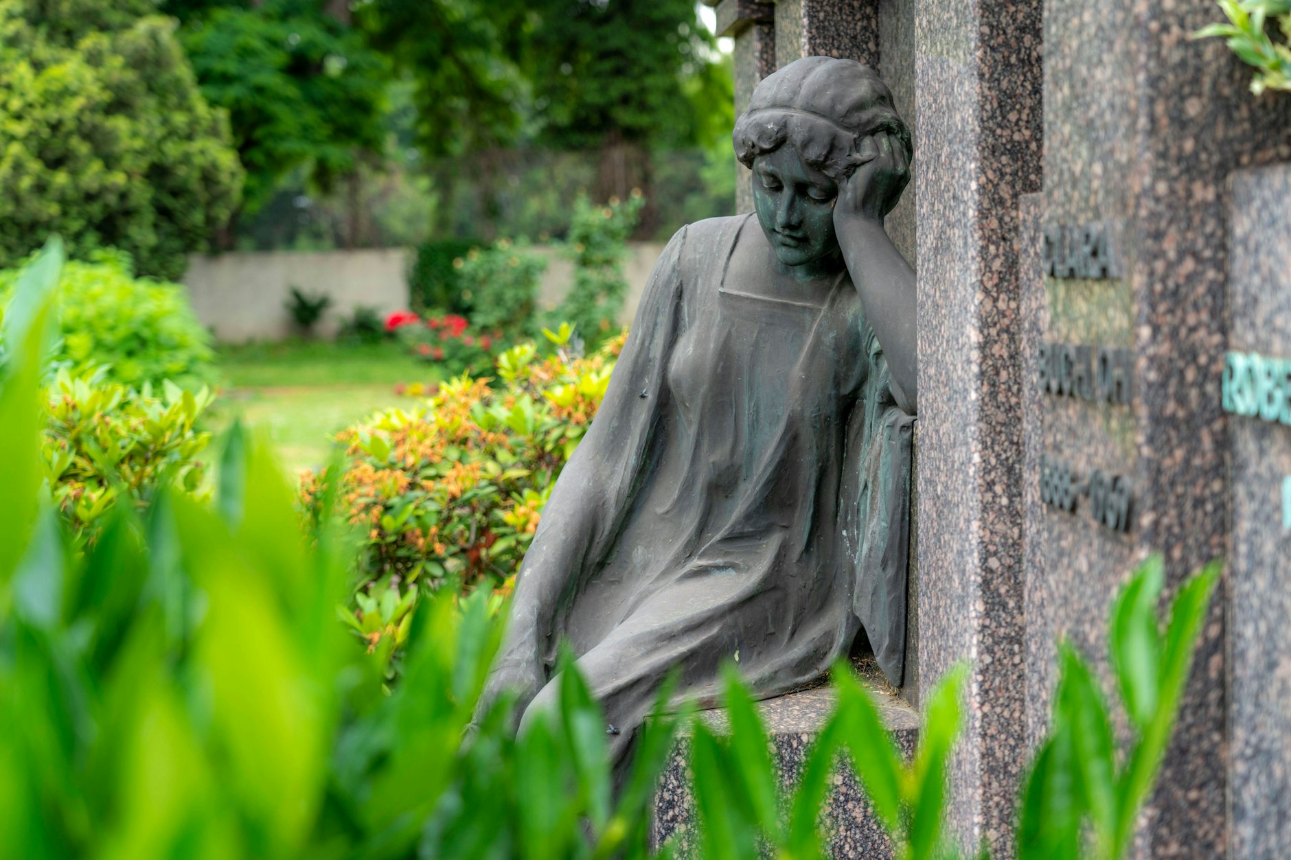 Wer erst einmal im Grab liegt, kann sich nicht gegen Besuch wehren.