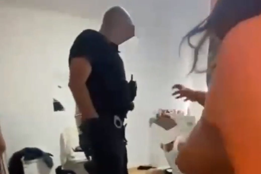 Der Polizist sagt: „Du bist hier in unserem Land. Ihr habt Euch nach unseren Gesetzen zu verhalten.“