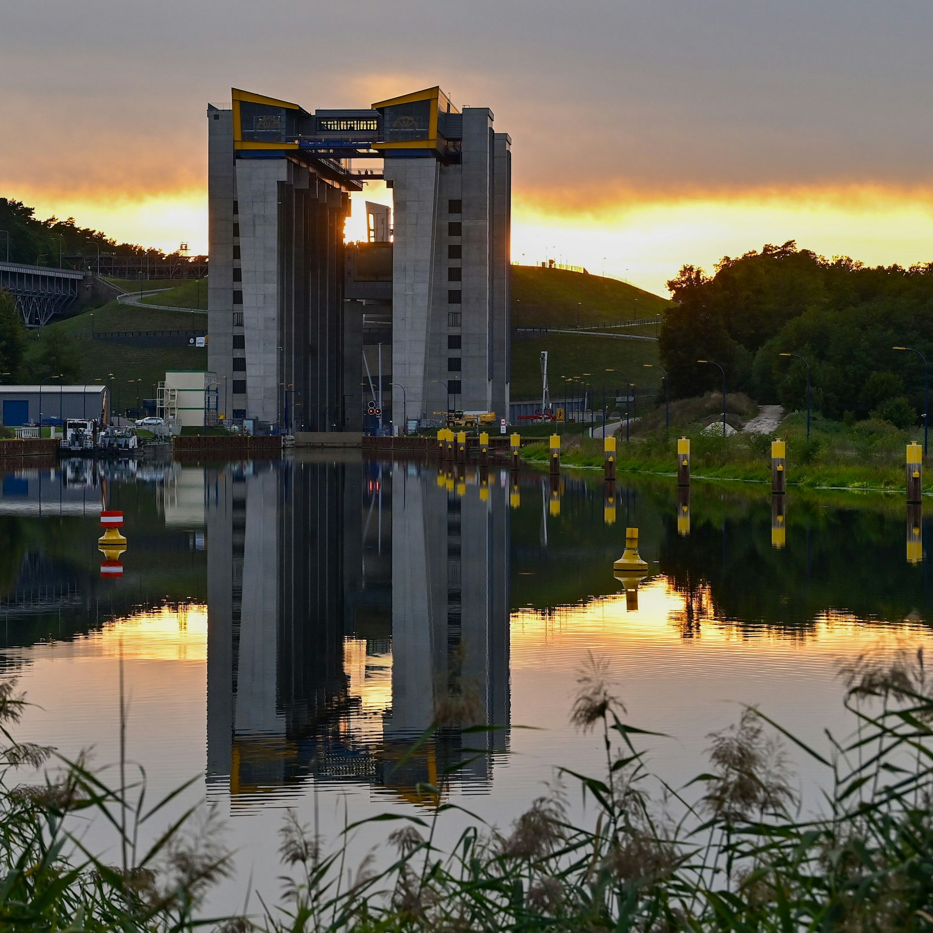 Farbenprächtig leuchtet der Himmel zum Sonnenuntergang hinter dem neuen Schiffshebewerk Niederfinow. Für den allgemeinen Schiffsverkehr steht die neue Anlage ab 5. Oktober zur Verfügung.&nbsp;