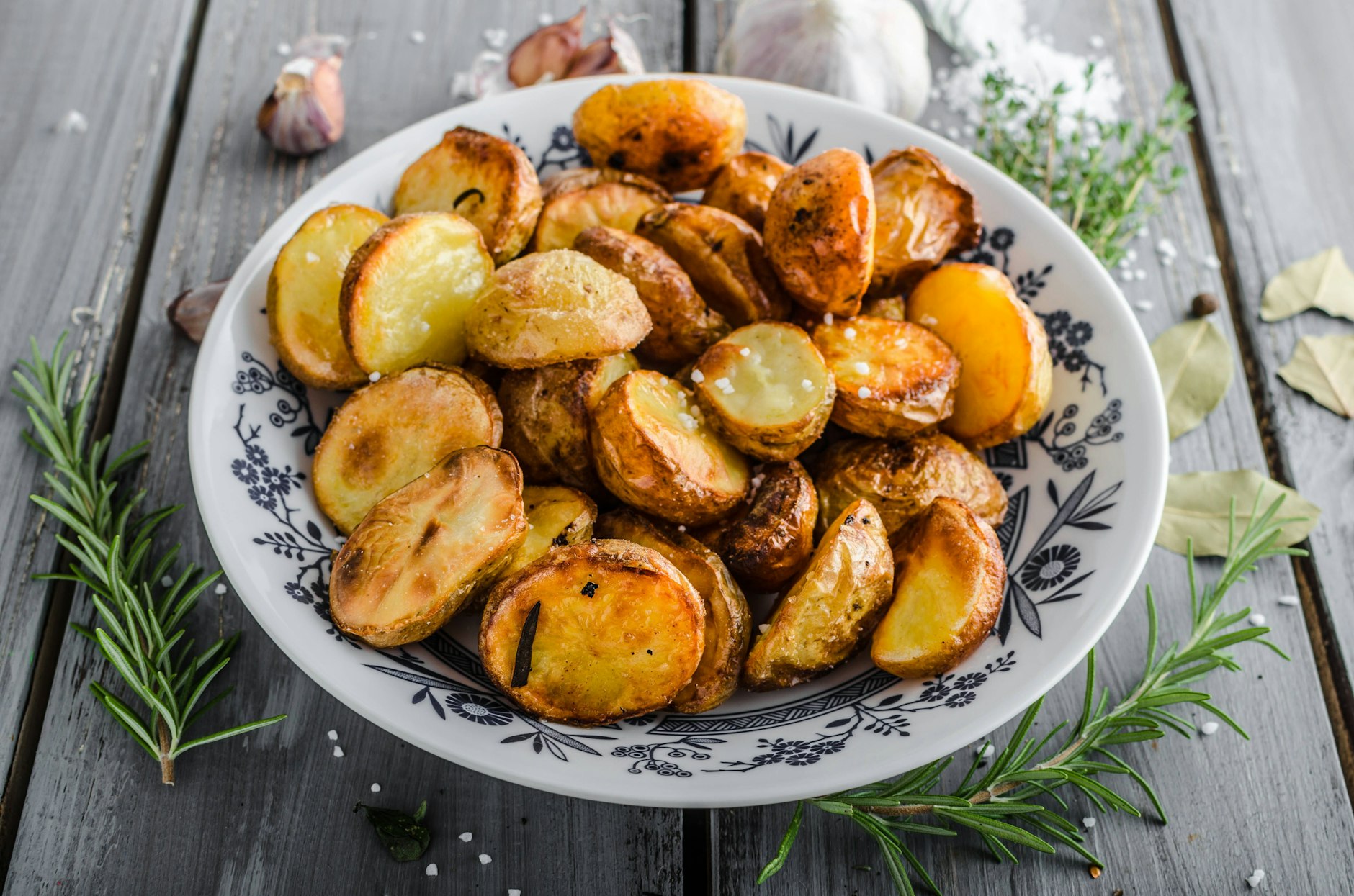 Schnelles Rezept für knusprige KnoblauchKartoffeln mit Parmesan Im Ofen werden sie so richtig