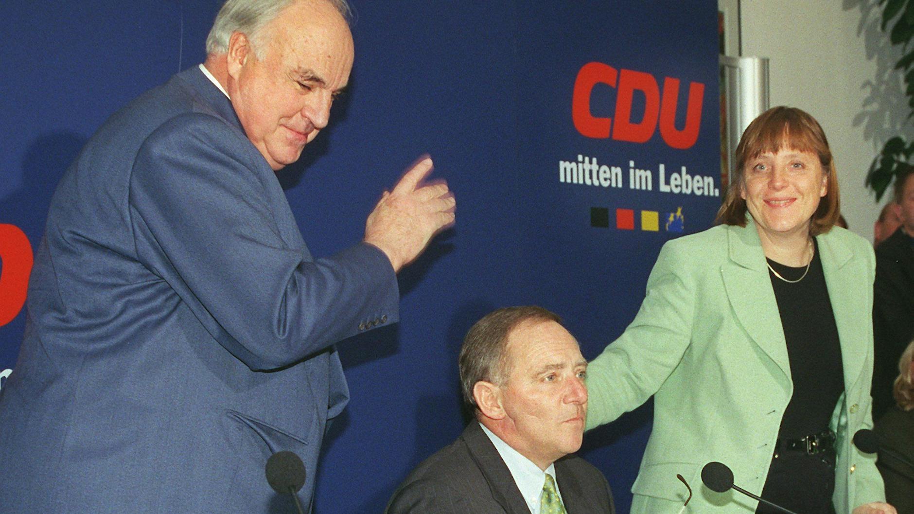 1999 waren Ex-Kanzler Helmut Kohl und Wolfgang Schäuble noch gut miteinander. Das endete mit der CDU-Spendenaffäre, und Kohls Mädchen, CDU-Generalsekretärin Angela Merkel, konnte ihren Weg an die Macht fortsetzen.