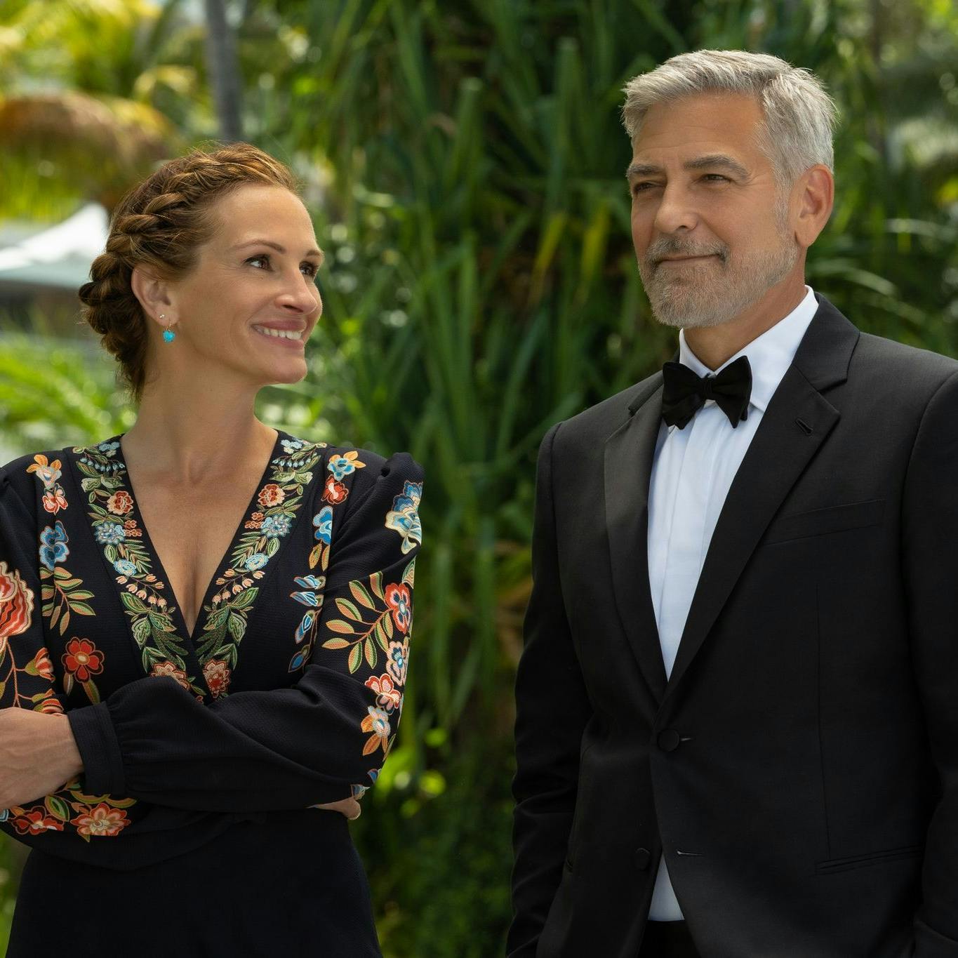 Georgia (Julia Roberts) und David (George Clooney) wollen in „Ticket to Paradise“ die Hochzeit ihrer Tochter verhindern.