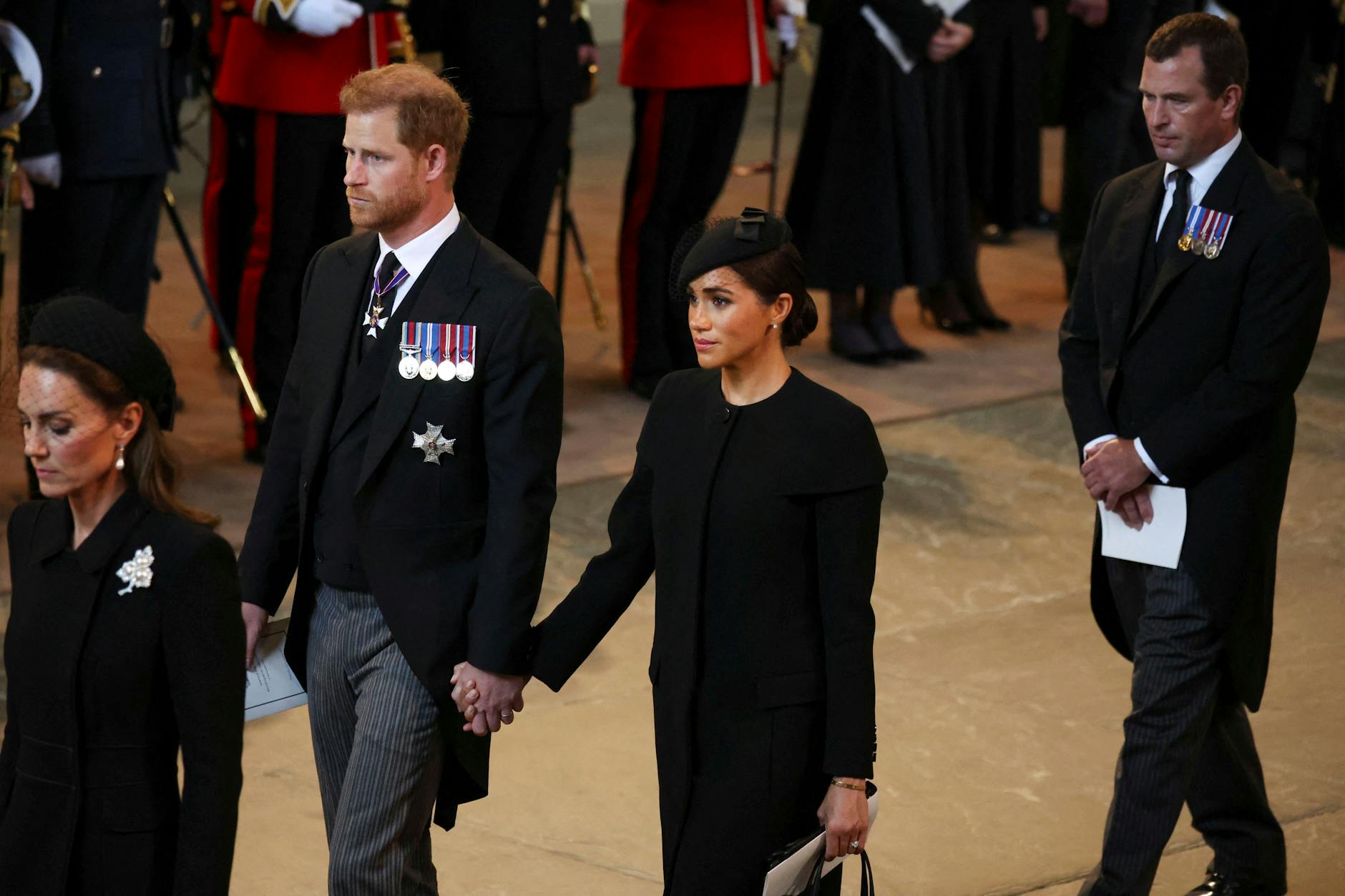 Harry und Meghan halten Händchen in der Westmister Hall.