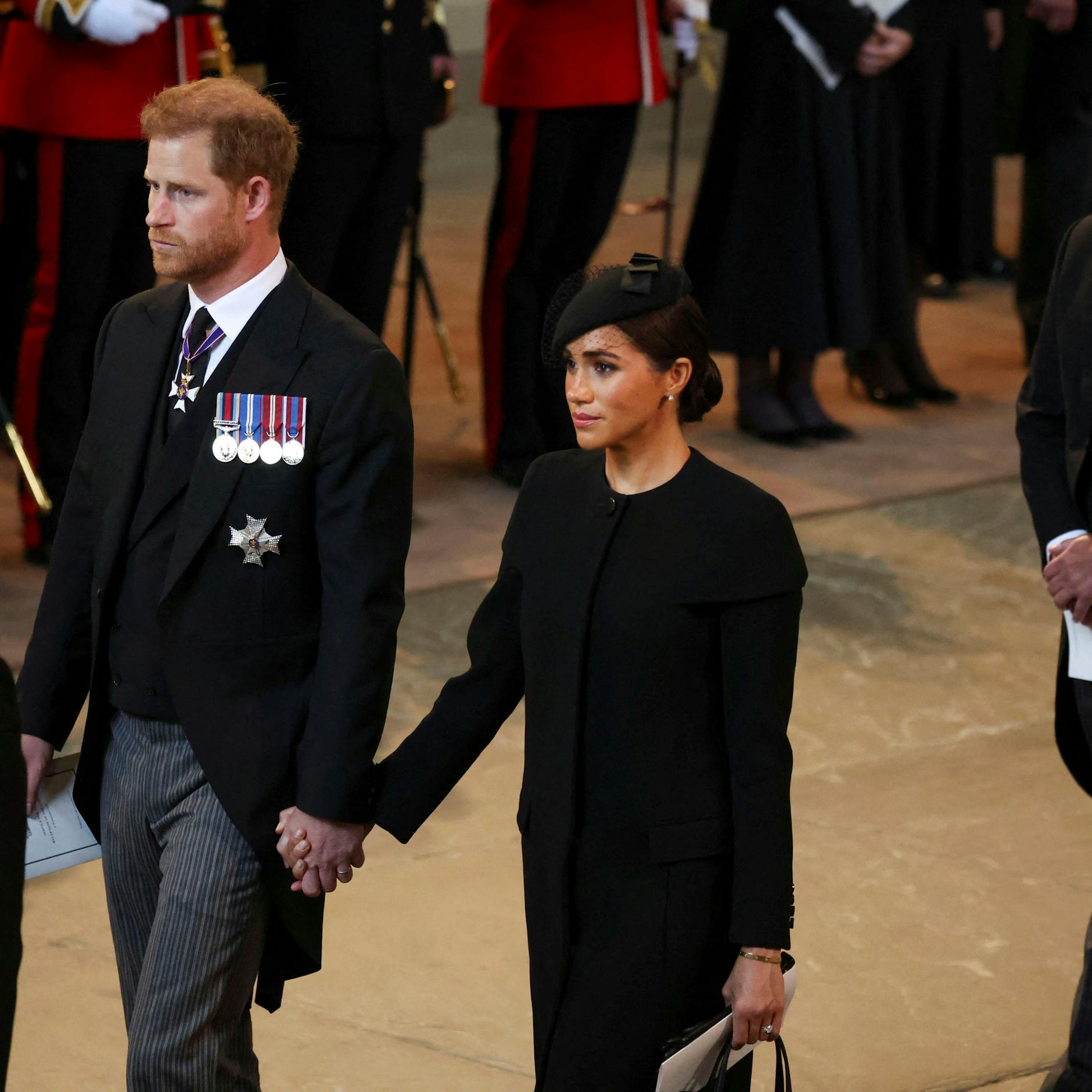 Image - Trauerzug: Darum hielten nur Harry und Meghan Händchen