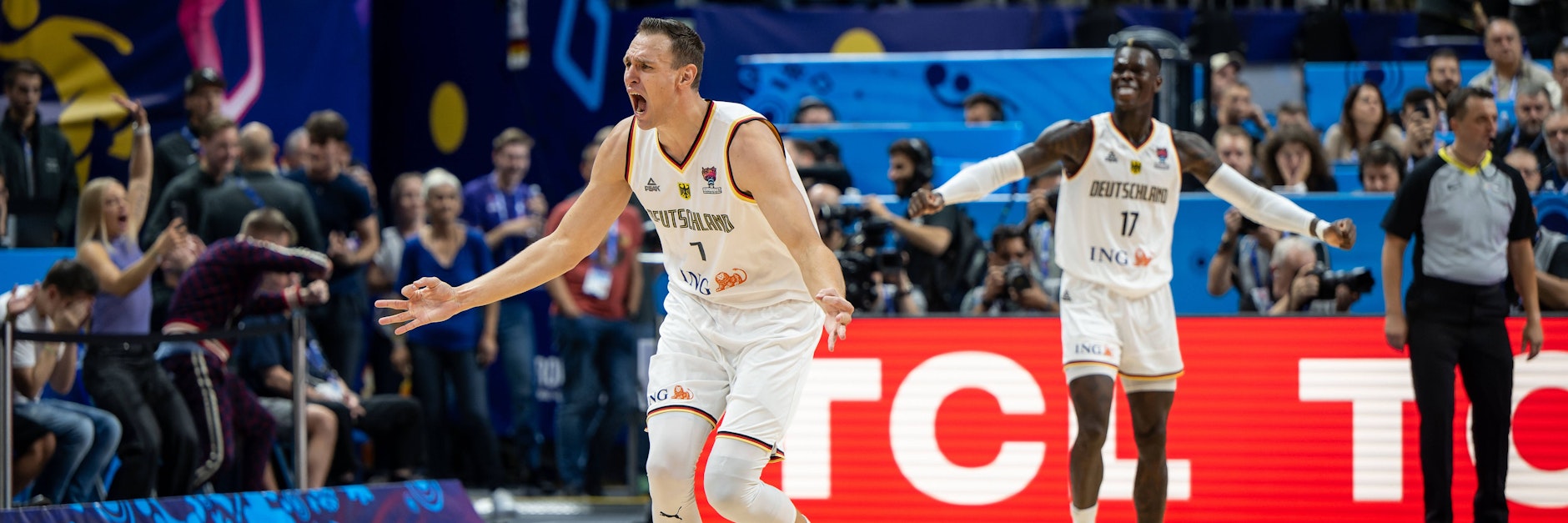 Johannes Voigtmann und Dennis Schröder waren nach dem EM-Sieg gegen Griechenland in Partystimmung. Die Kreditkarte von Bundestrainer Gordon Herbert bekamen sie aber nicht.&nbsp;