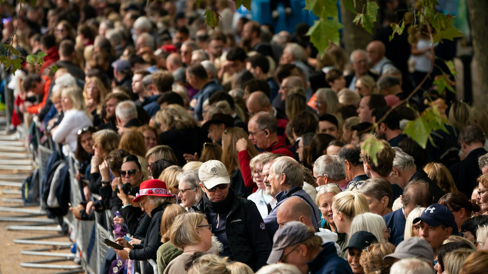 London: Menschen versammeln sich entlang der Mall vor der feierlichen Überführung des Sarges von Königin Elizabeth II. vom Buckingham Palace zur Westminster Hall.&nbsp;
