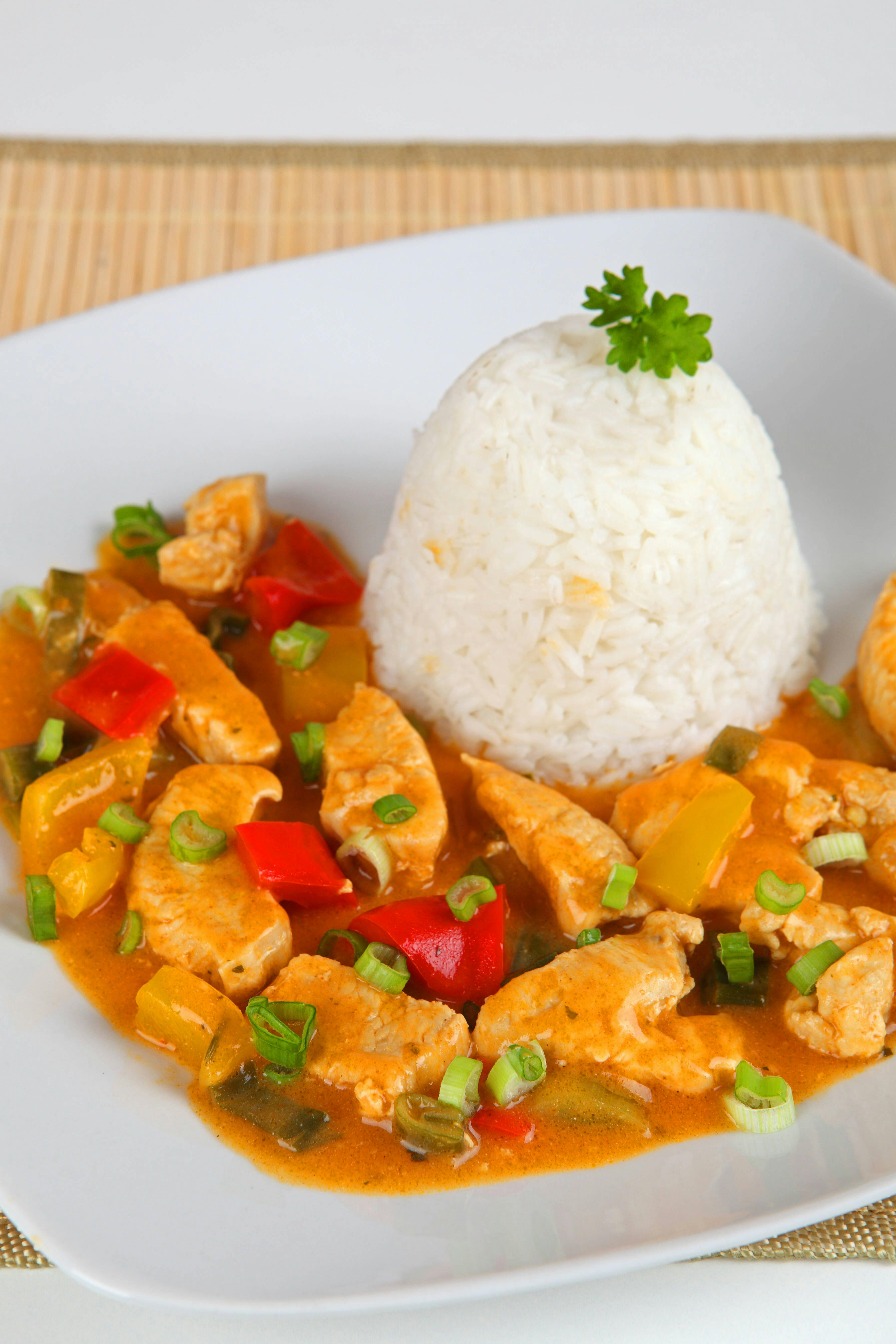 Superlecker und so simpel! Rezept für Hühnchen Stroganoff mit Paprika ... Superlecker und so simpel! Rezept für Hühnchen Stroganoff mit Paprika ...