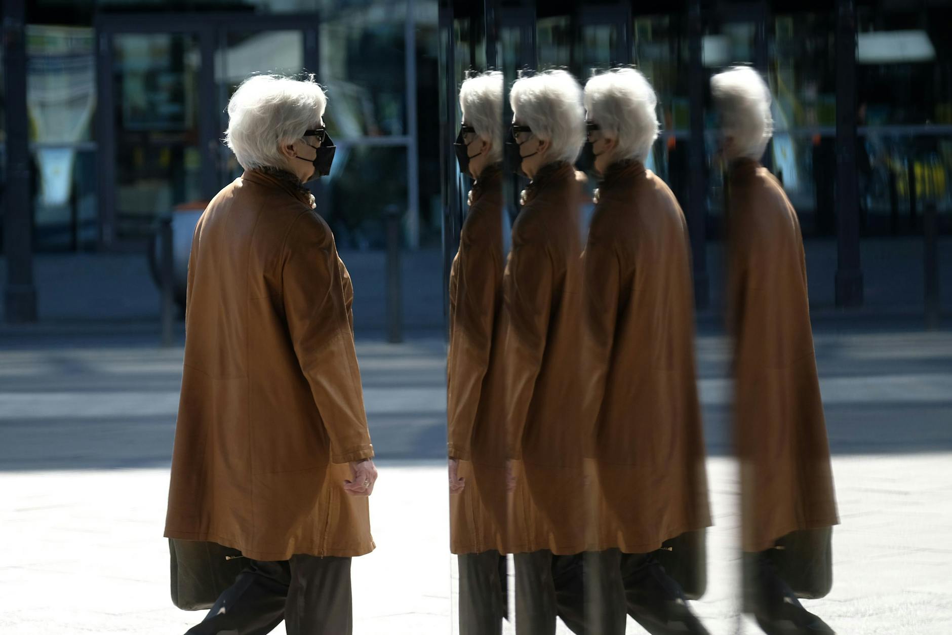 Das Maskentragen im Freien ist sinnlos, sagen Experten. In Innenräumen dagegen können Masken die aufgenommene Virusmenge begrenzen und damit vor schweren Verläufen und Todesfällen schützen.