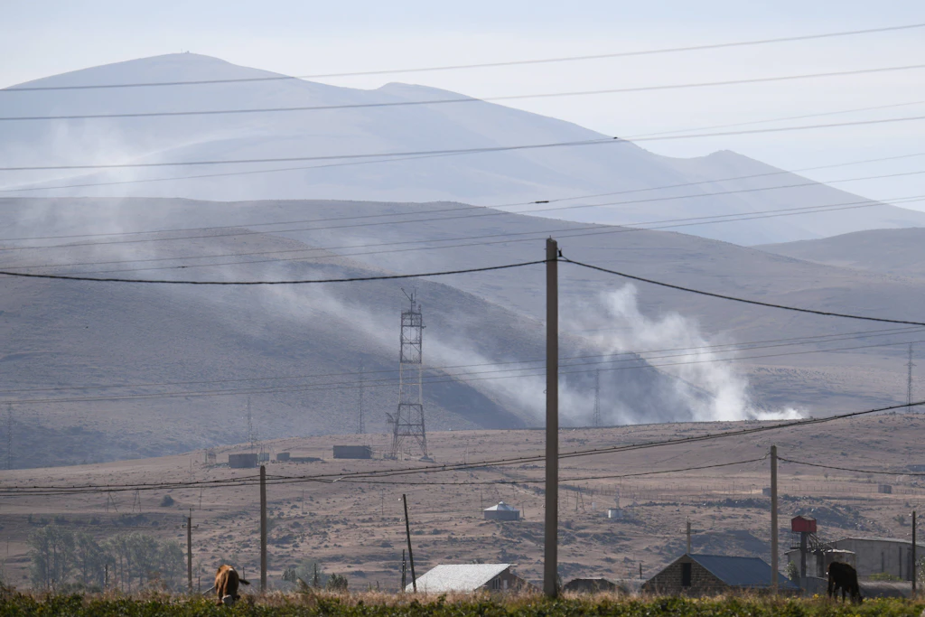 Armenien und Aserbaidschan werfen sich Verstöße gegen Feuerpause vor