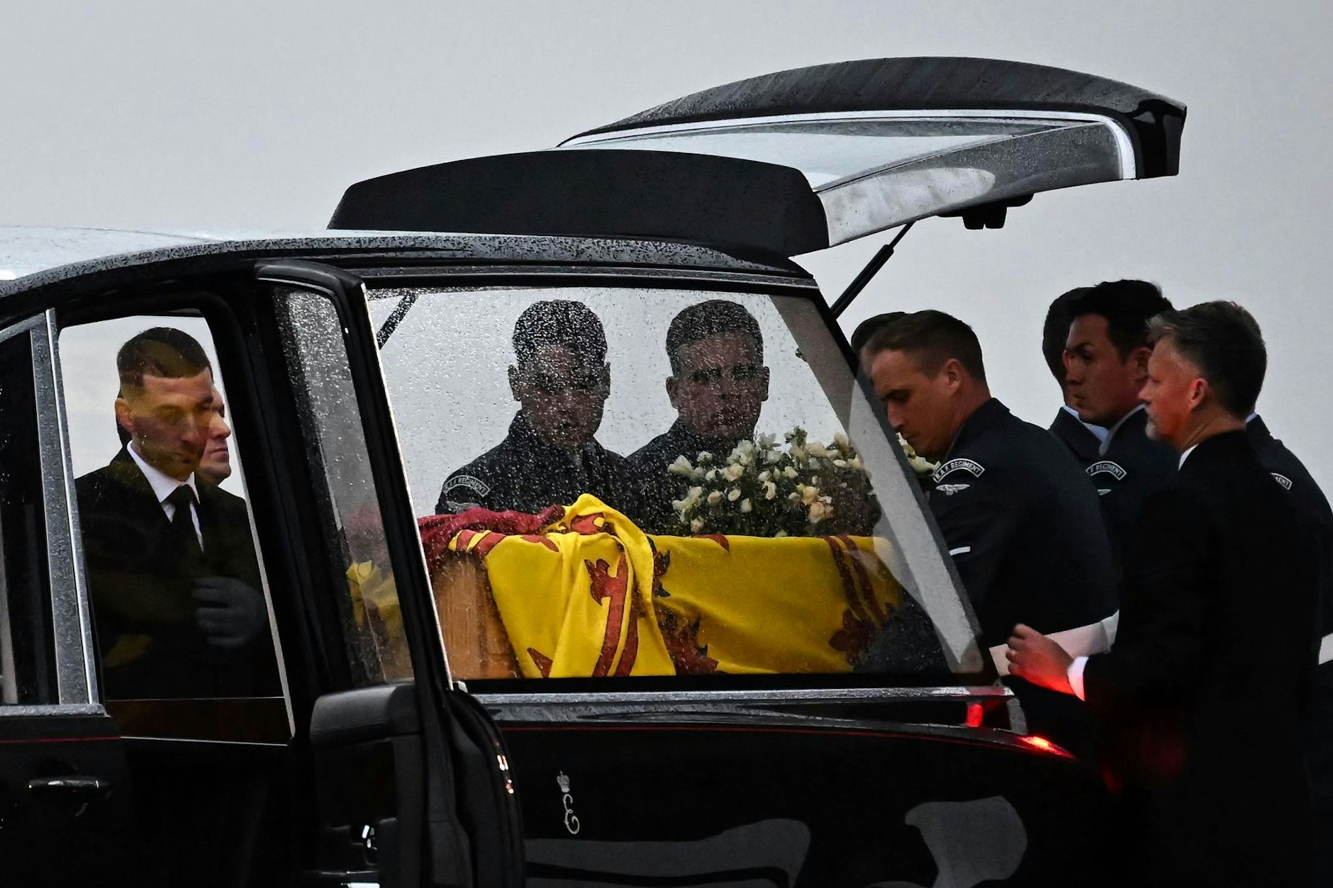 Mitglieder der Queen's Colour Squadron bringen  den Sarg von Königin Elizabeth II. in den königlichen Leichenwagen.  