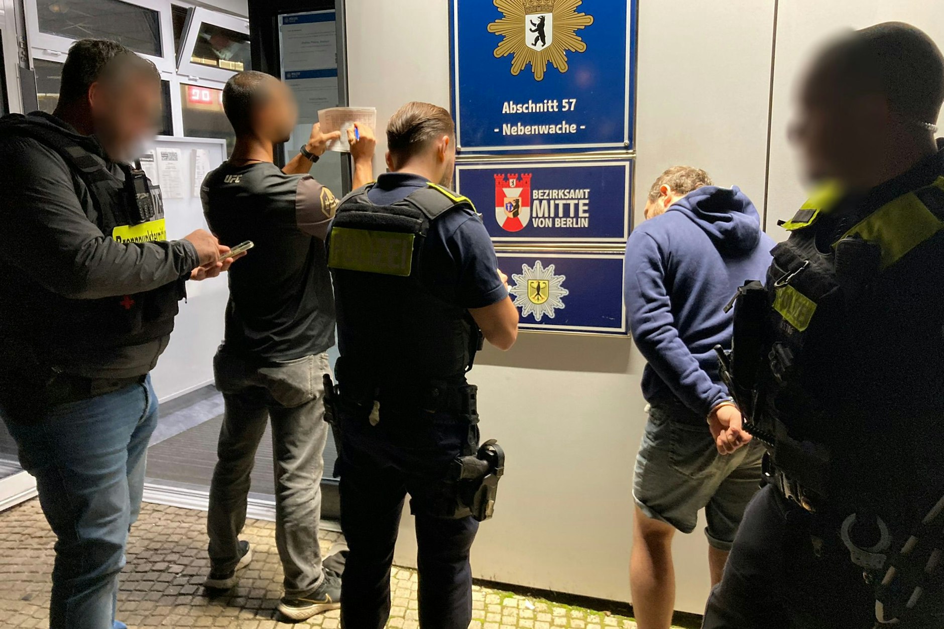 An der Polizeiwache auf dem Alexanderplatz werden die festgenommenen Schläger überprüft.