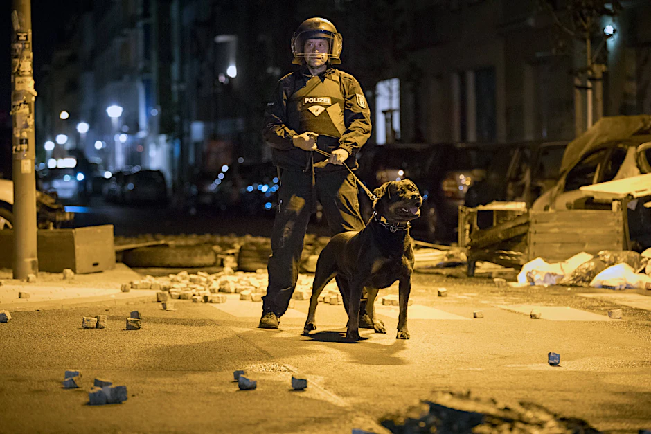 Ein Berliner Polizist nach einer Randale.&nbsp;
