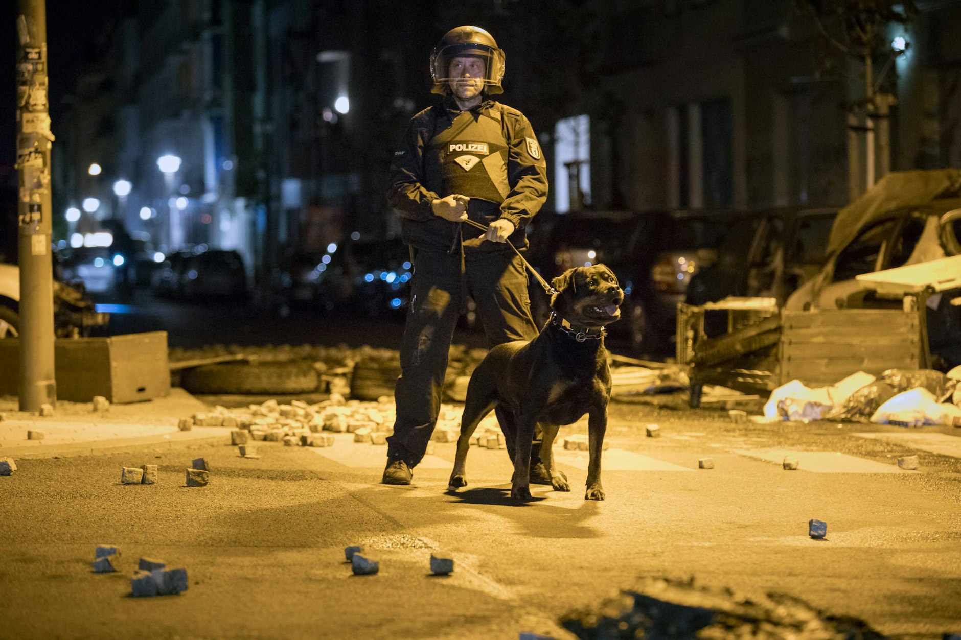 Ein Berliner Polizist nach einer Randale.&nbsp;