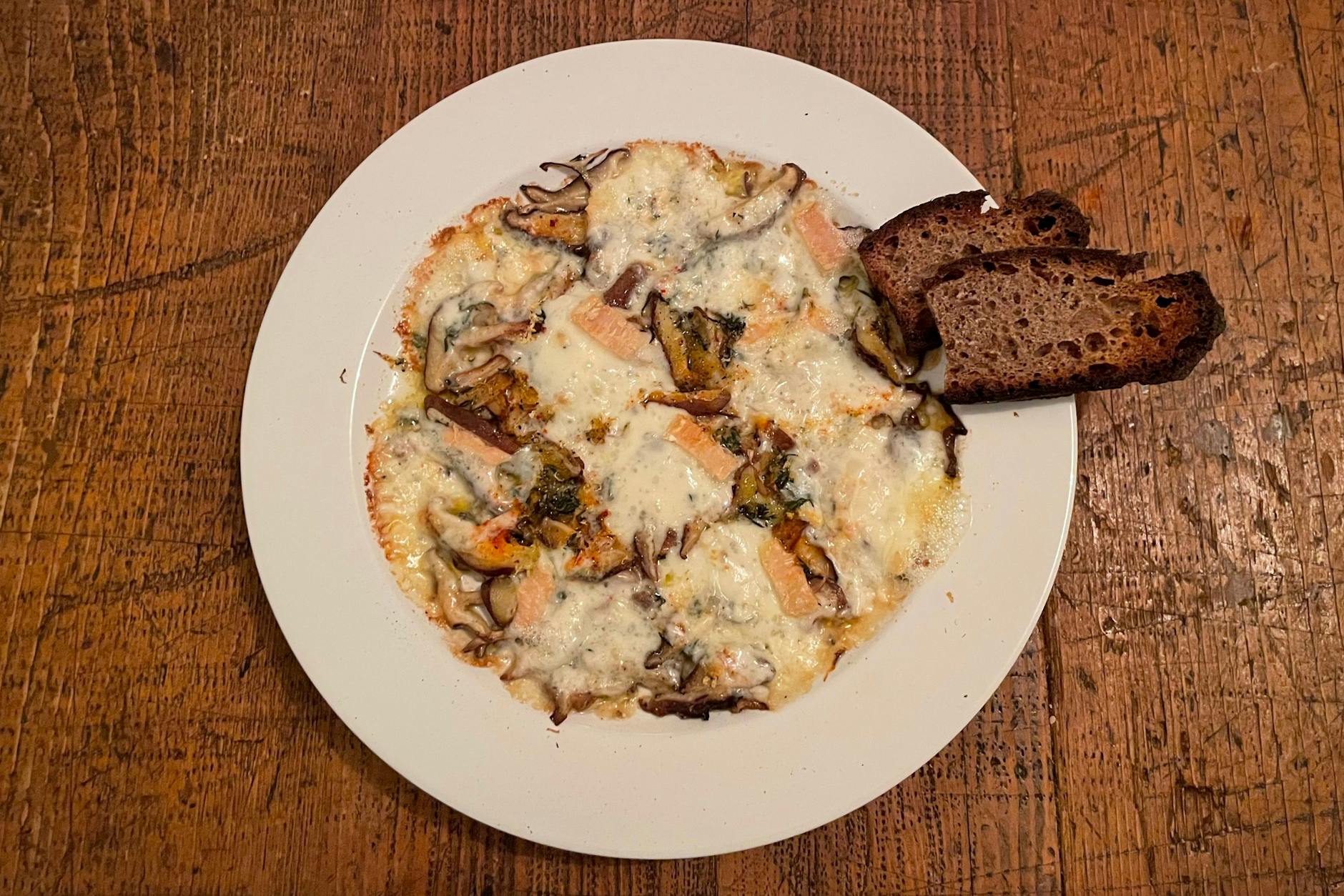 Sonst gilt ja immer: Butter ist der beste Geschmacksträger den es gibt. Aber heute übernimmt diese Aufgabe geschmolzener Taleggio-Käse. Mhhhmmm, aber Vorsicht: Bitte nicht die Zunge verbrennen!