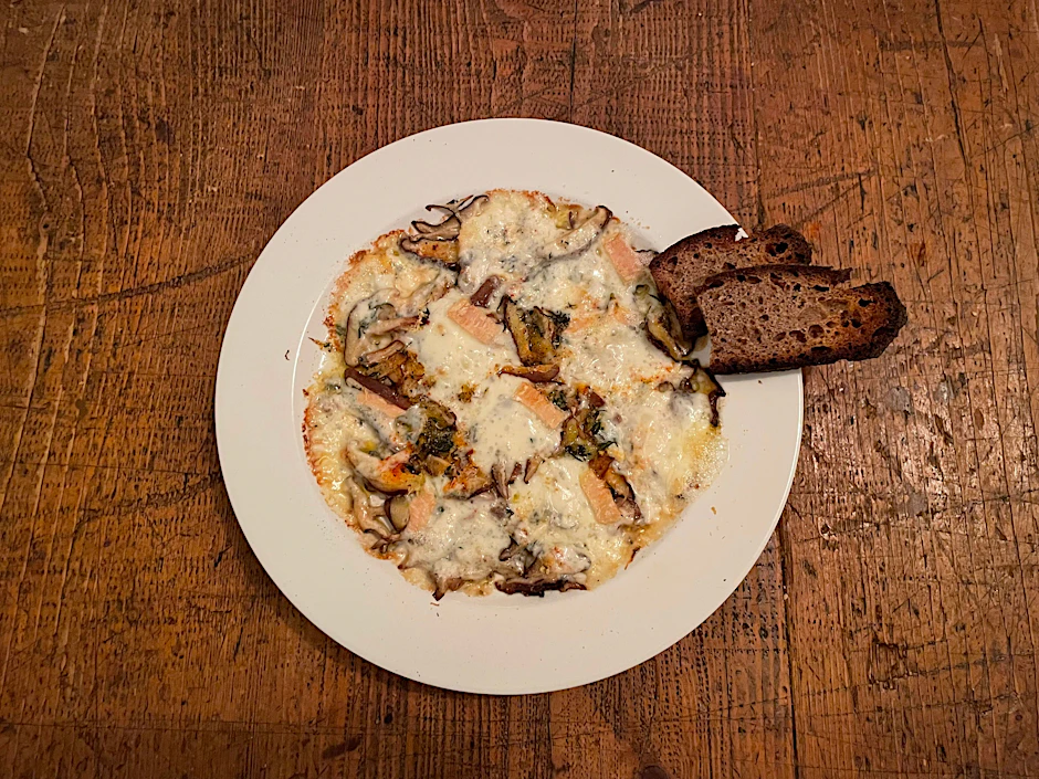 Sonst gilt ja immer: Butter ist der beste Geschmacksträger den es gibt. Aber heute übernimmt diese Aufgabe geschmolzener Taleggio-Käse. Mhhhmmm, aber Vorsicht: Bitte nicht die Zunge verbrennen!
