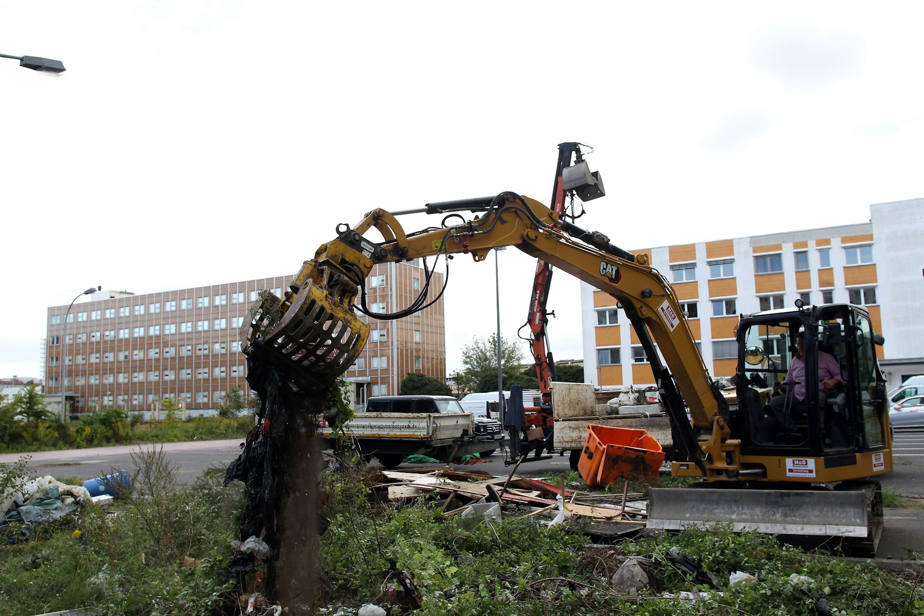 Auf dieser Baubrache an der Frankfurter Allee zur Buchberger Straße soll der Winterzauber Berlin-Markt stehen. Bauleute räumen gerade auf dem Areal den Schutt weg. Der Baggerfahrer ist sich sicher: „Dieser Weihnachtsmarkt wird ein ganz besonderer.“